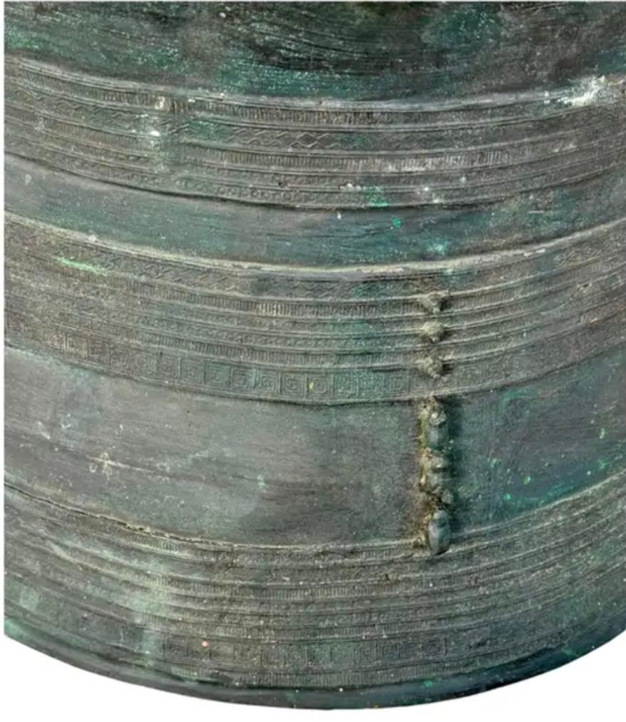 Bronze Table à café en bronze moulé à tambour de pluie birman, détails en relief complexes, années 1900 en vente