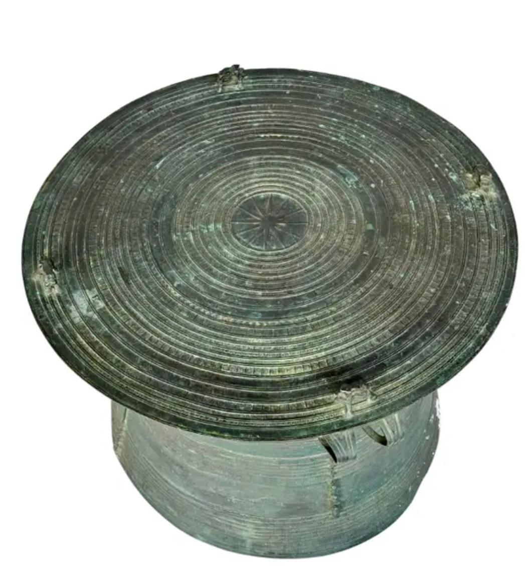 Table à café en bronze moulé à tambour de pluie birman, détails en relief complexes, années 1900 en vente 2