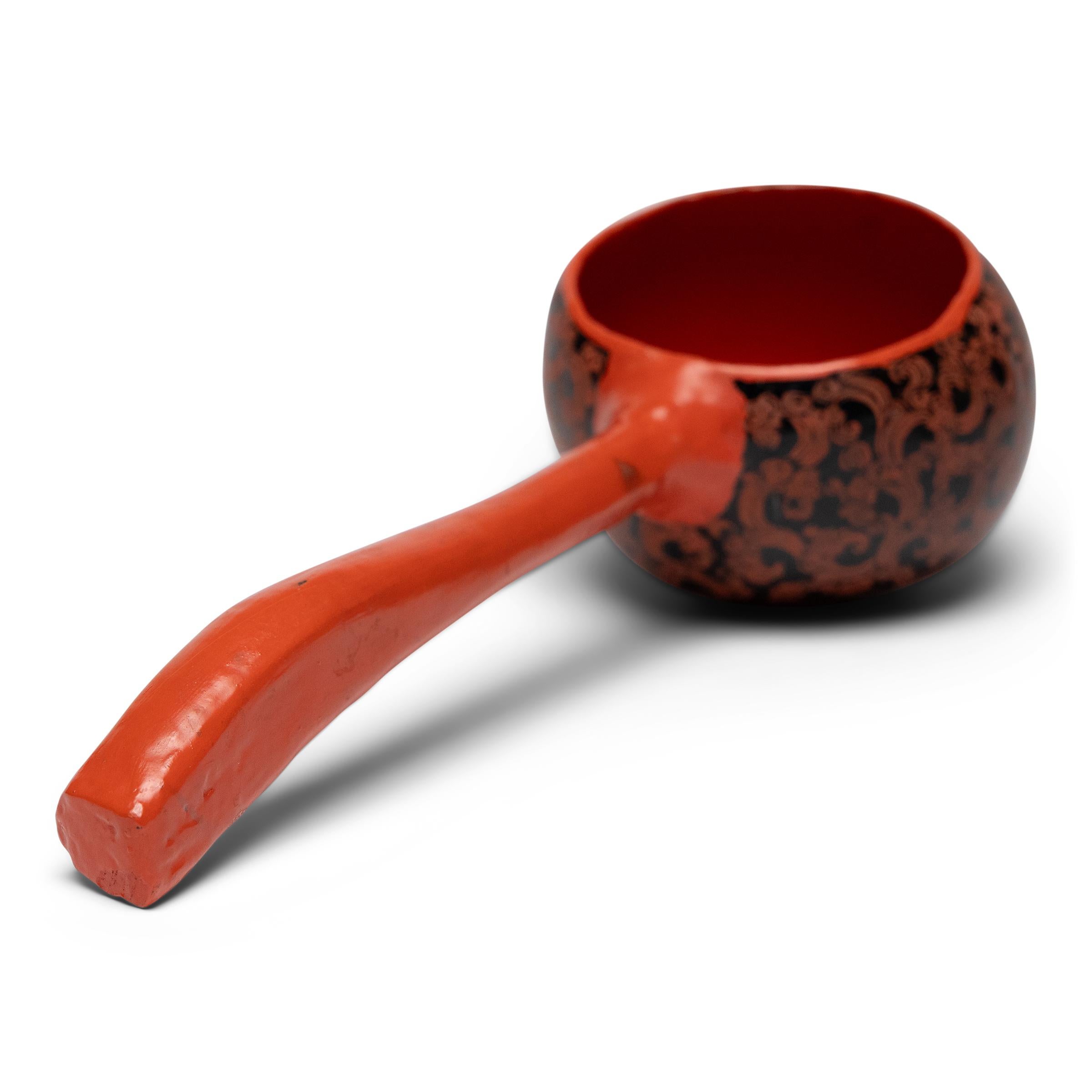 Diese farbenfrohe Holzkelle setzt die altehrwürdige Tradition der birmanischen Lackkunst (pan yun) fort. Die dekorative Schöpfkelle, die auf einem Holz- oder Bambussockel aufgebaut ist, hat eine glänzende Oberfläche aus schwarzem und zinnoberrotem