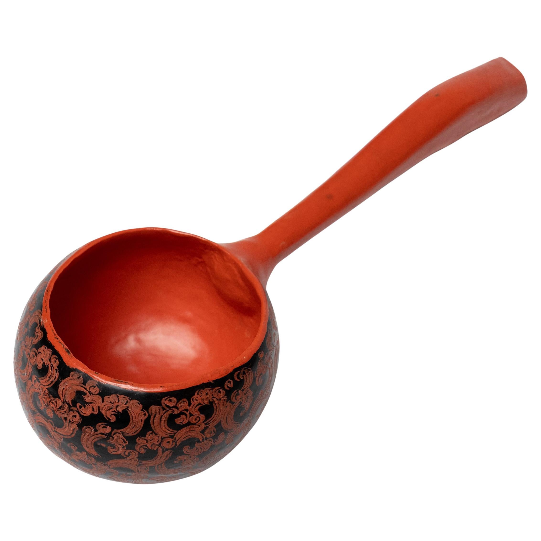 Birmesische Rot-Schwarz-Lack-Kelle im Angebot