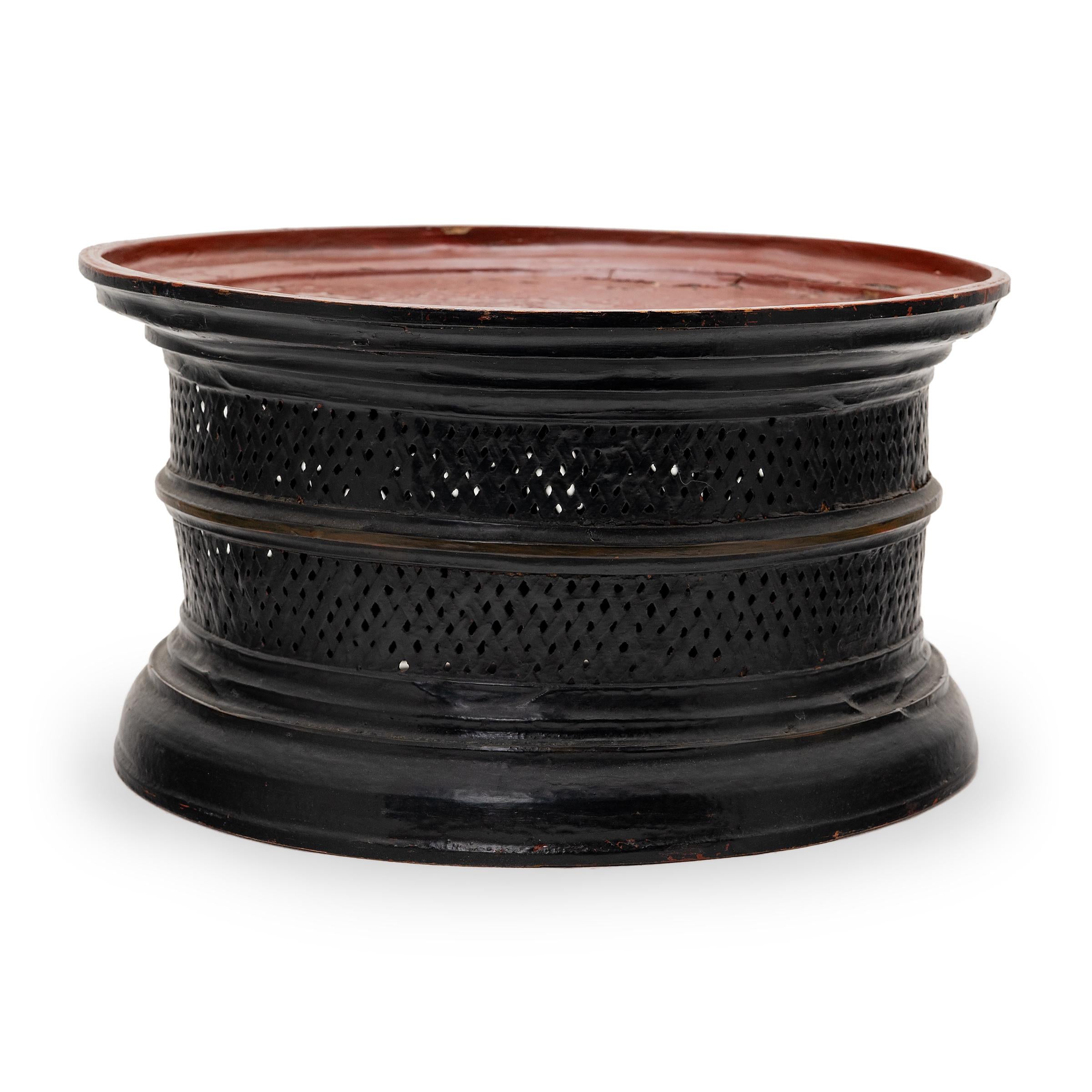 Espositore birmano o espositore per offerte in bambù intrecciato e rifinito con lacca rossa e nera. Sollevato da una base rotonda intrecciata, il vassoio colorato ricorda i tradizionali piatti d'offerta che venivano utilizzati per presentare gli