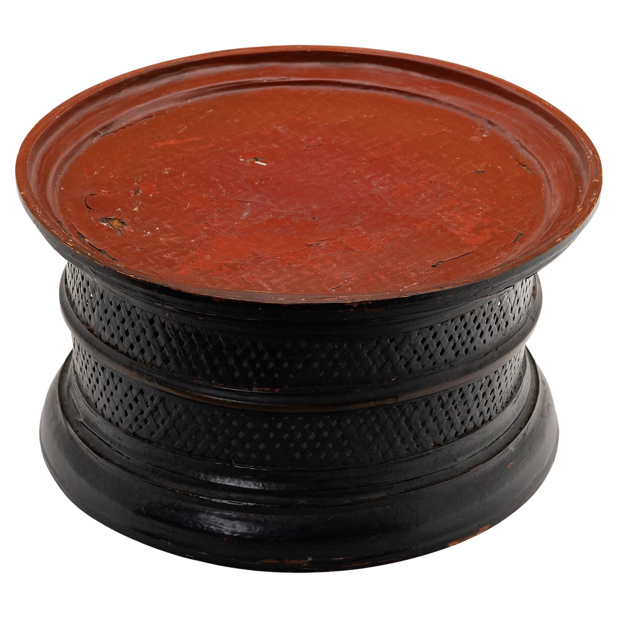 Soporte birmano de laca roja y negra, c. 1900