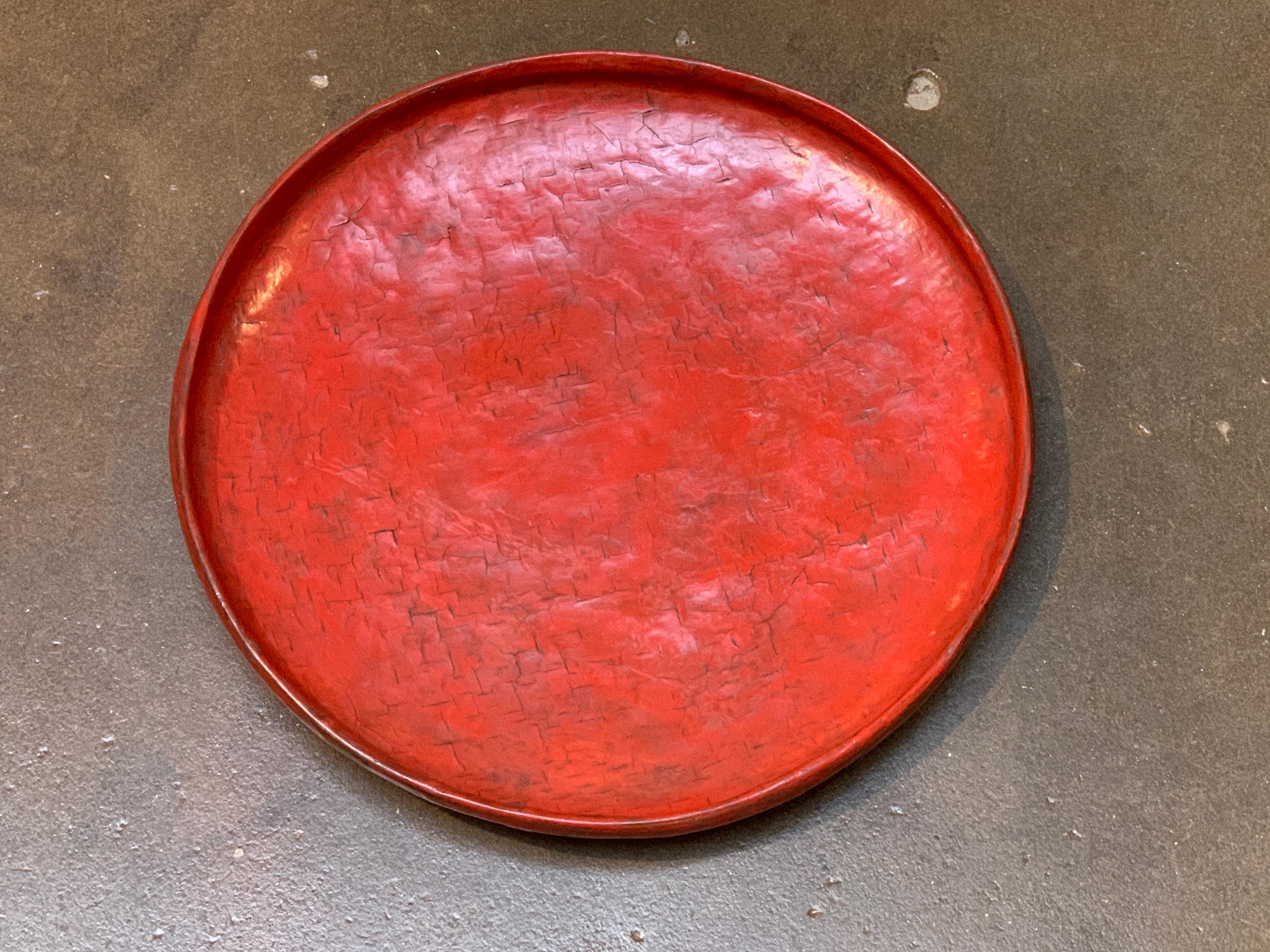round lacquer tray