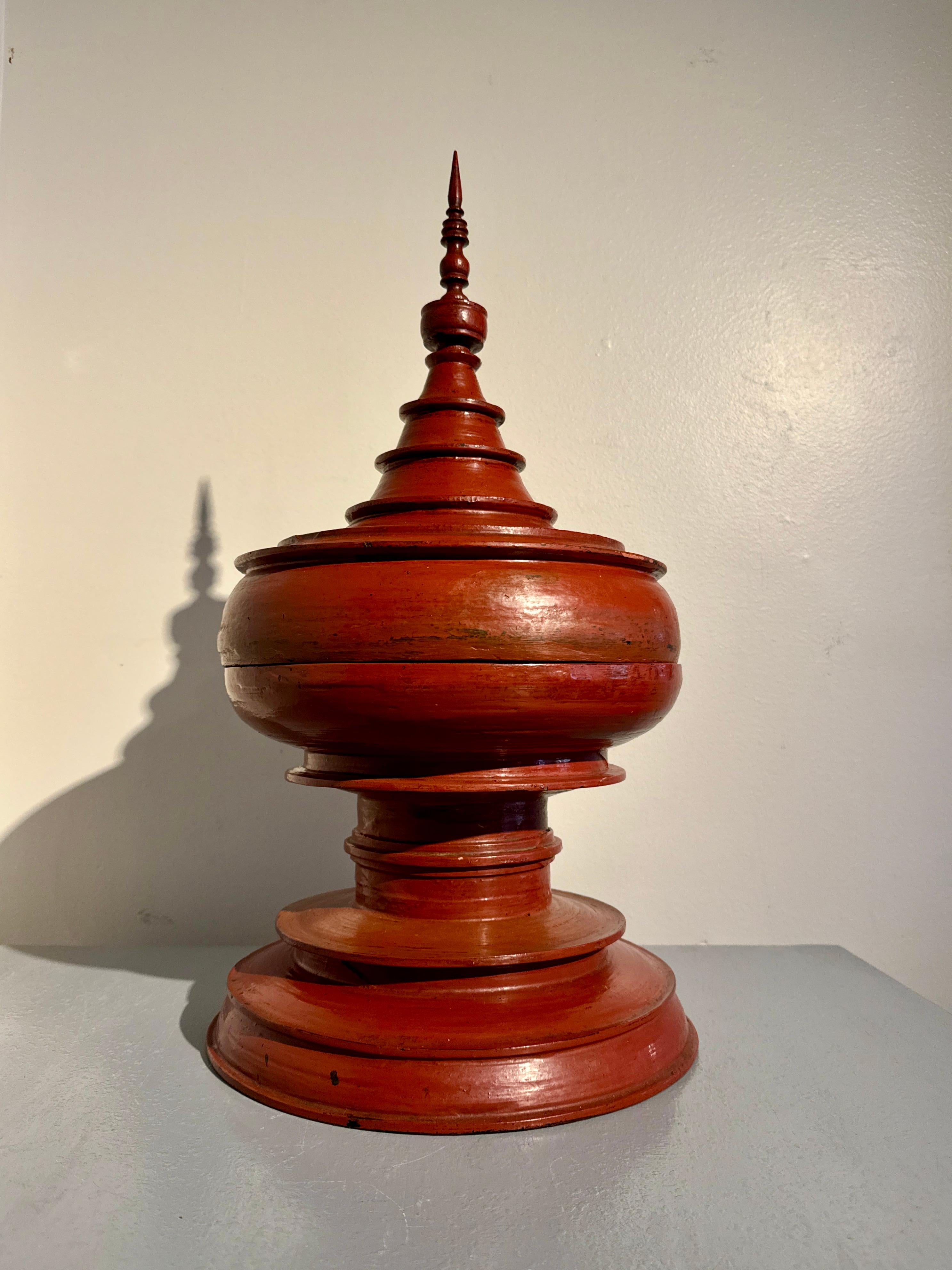 Burmese Red Lacquer Offering Vessel, Hsun-Ok, Early 20th Century, Burma In Good Condition In Austin, TX
