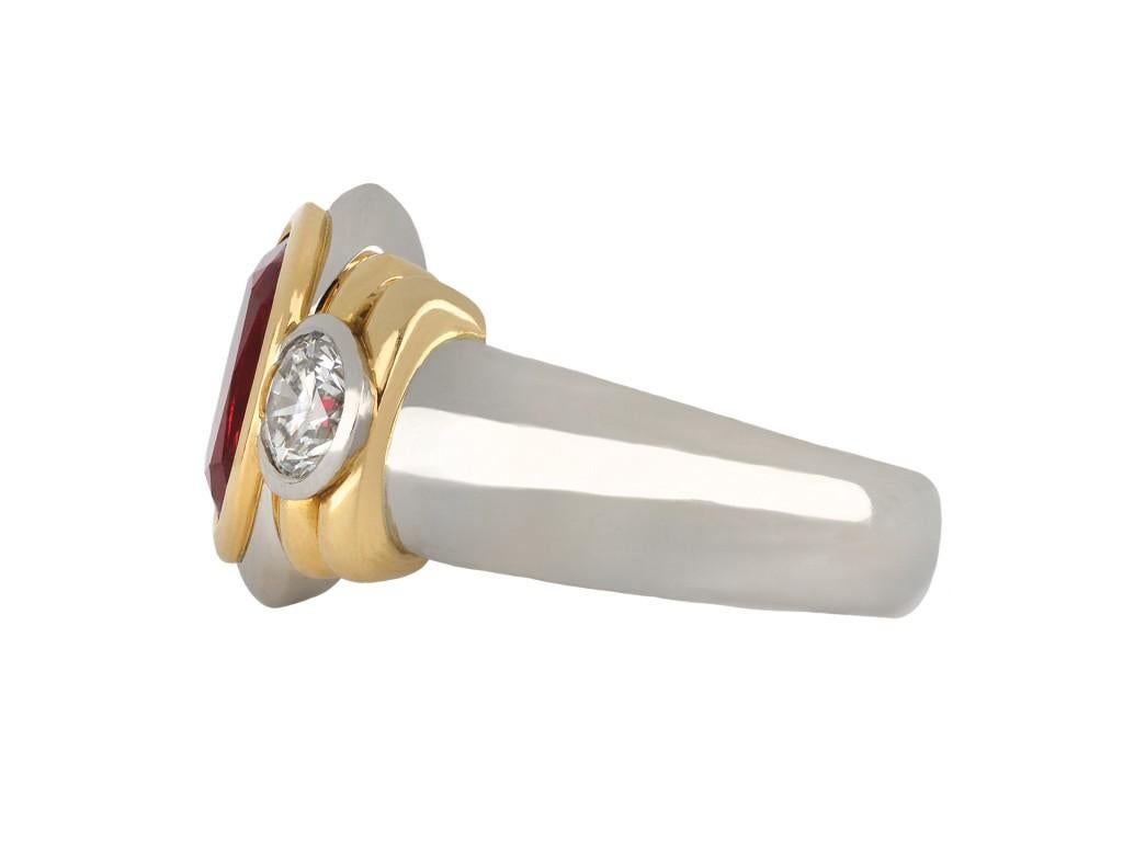 Bague habillée en spinelle rouge de Birmanie et diamant. Serti au centre d'un spinelle rouge de Birmanie de forme coussin et de taille ancienne, en serti clos d'un poids approximatif de 2,80 carats, flanqué de deux diamants ronds de taille brillant