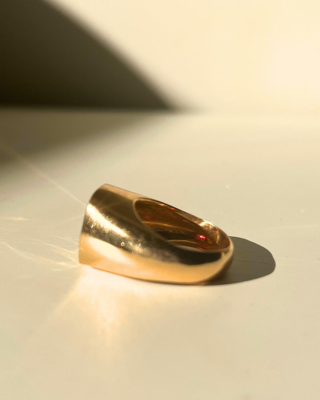 Burmese Red Spinel and Gold Chevalière Style Ring In Excellent Condition In New York, NY