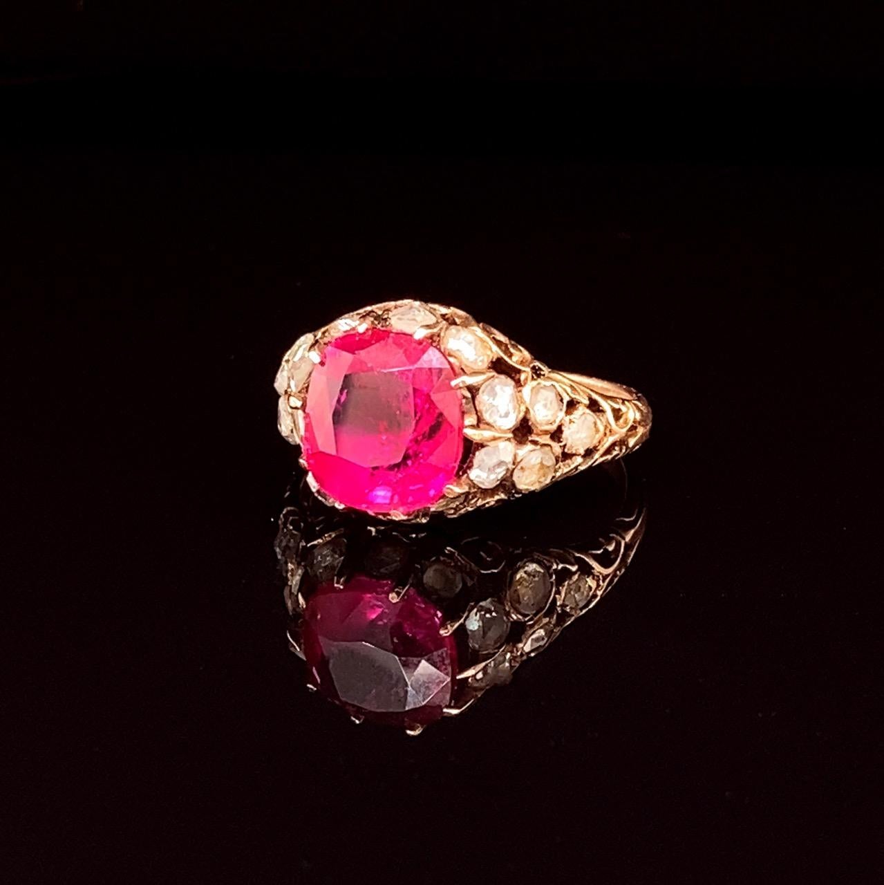Bague en or ornée de rubis de Birmanie de 3,34 carats et de diamants, géorgienne, vers 1800 en vente 4