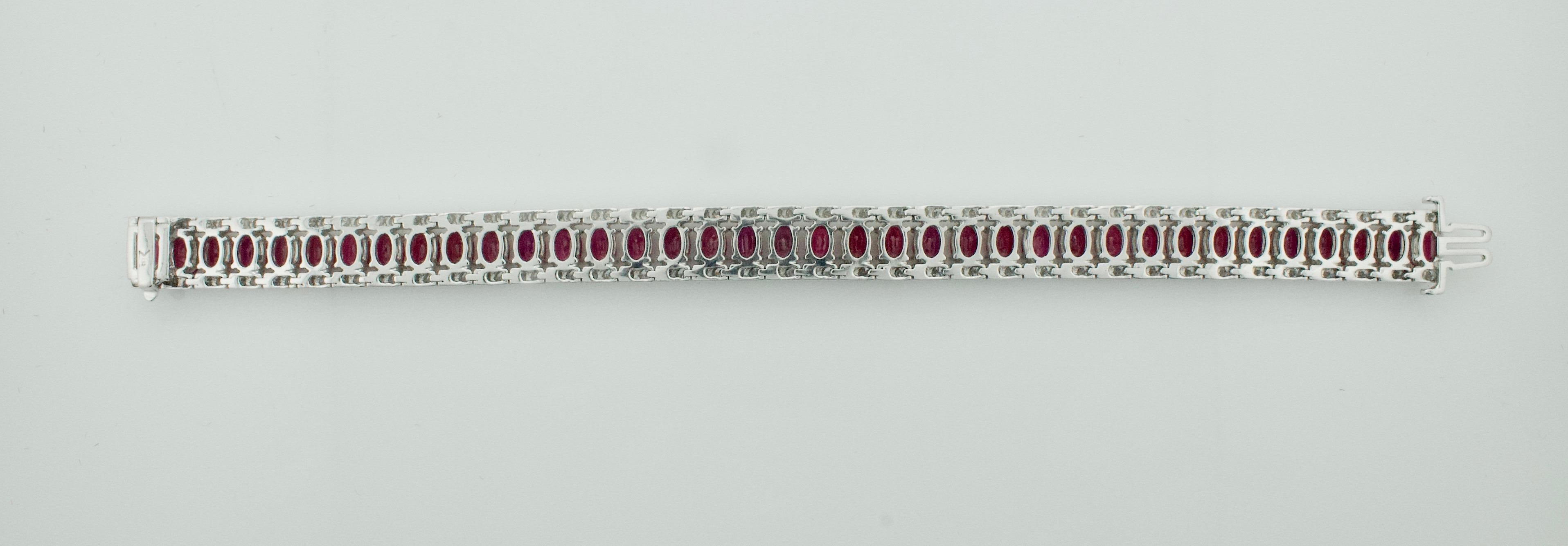 Armband aus burmesischem Rubin und Diamanten mit GIA-Zertifikat 20,00 Karat Rubine (Ovalschliff) im Angebot