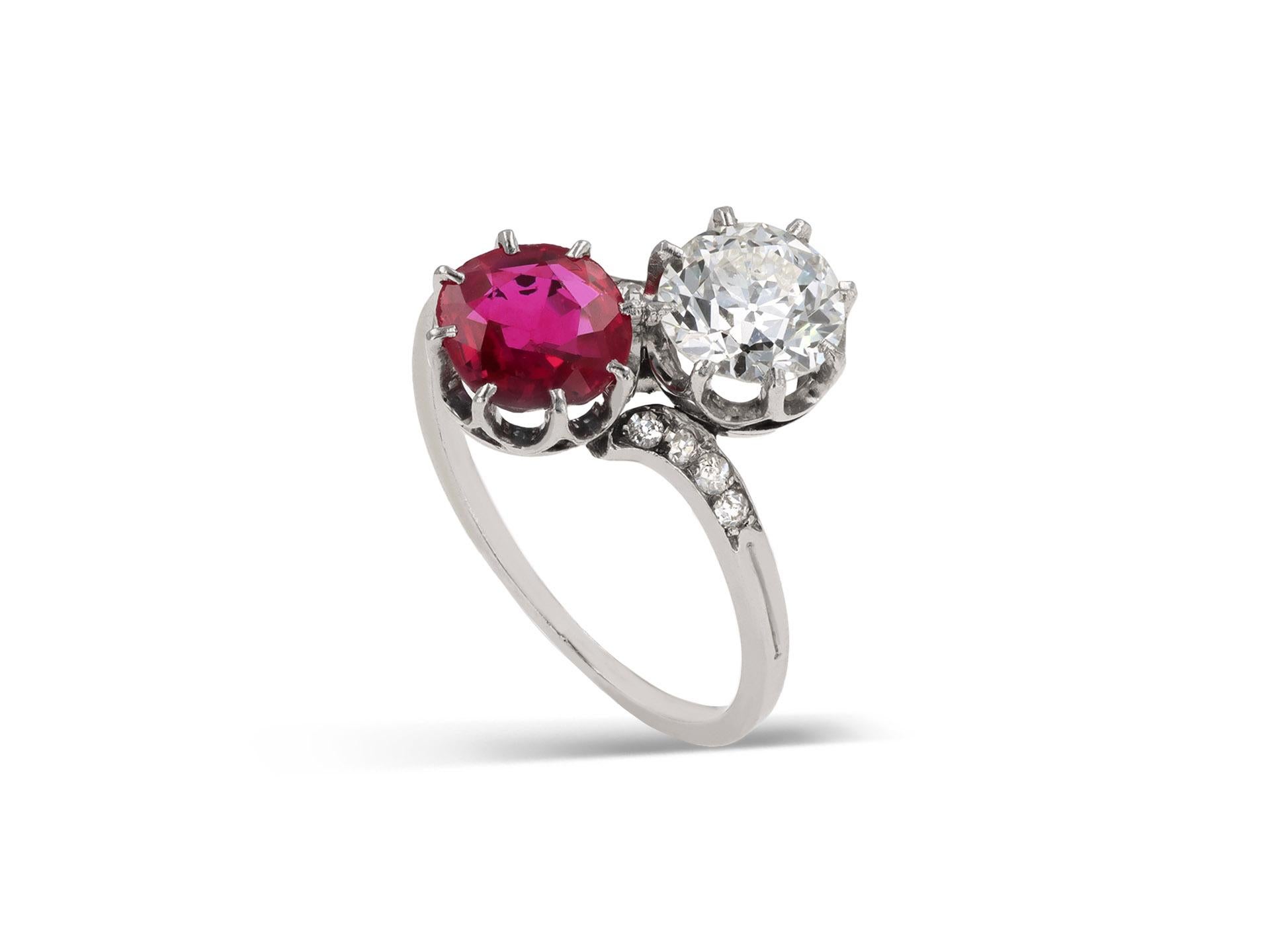 Bague croisée en rubis birman et diamant. Serti d'un rubis birman naturel non rehaussé de forme coussin en serti griffe ouvert d'un poids approximatif de 1.30 carats, serti d'un diamant rond de taille ancienne en serti griffe ouvert d'un poids