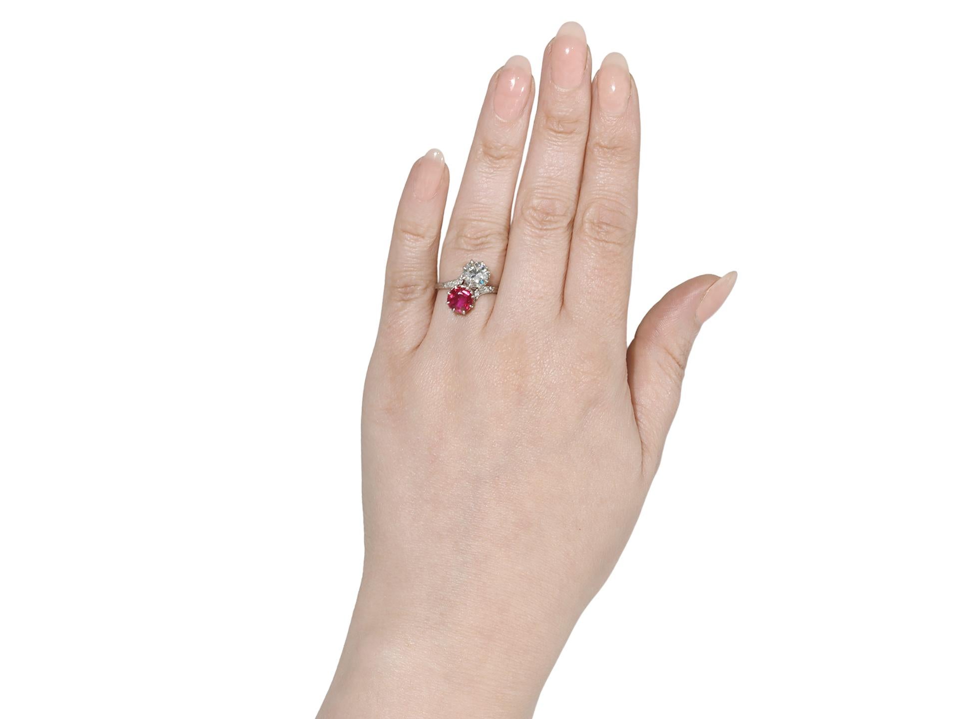 Belle Époque Bague croisée en rubis birman et diamants, française, vers 1915 en vente