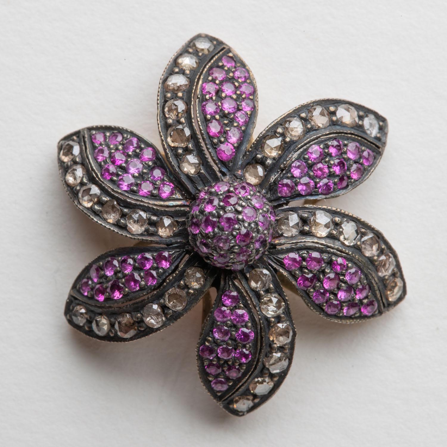 Taille ronde Clous d'oreilles à fleurs birmans en rubis rose et diamants en vente