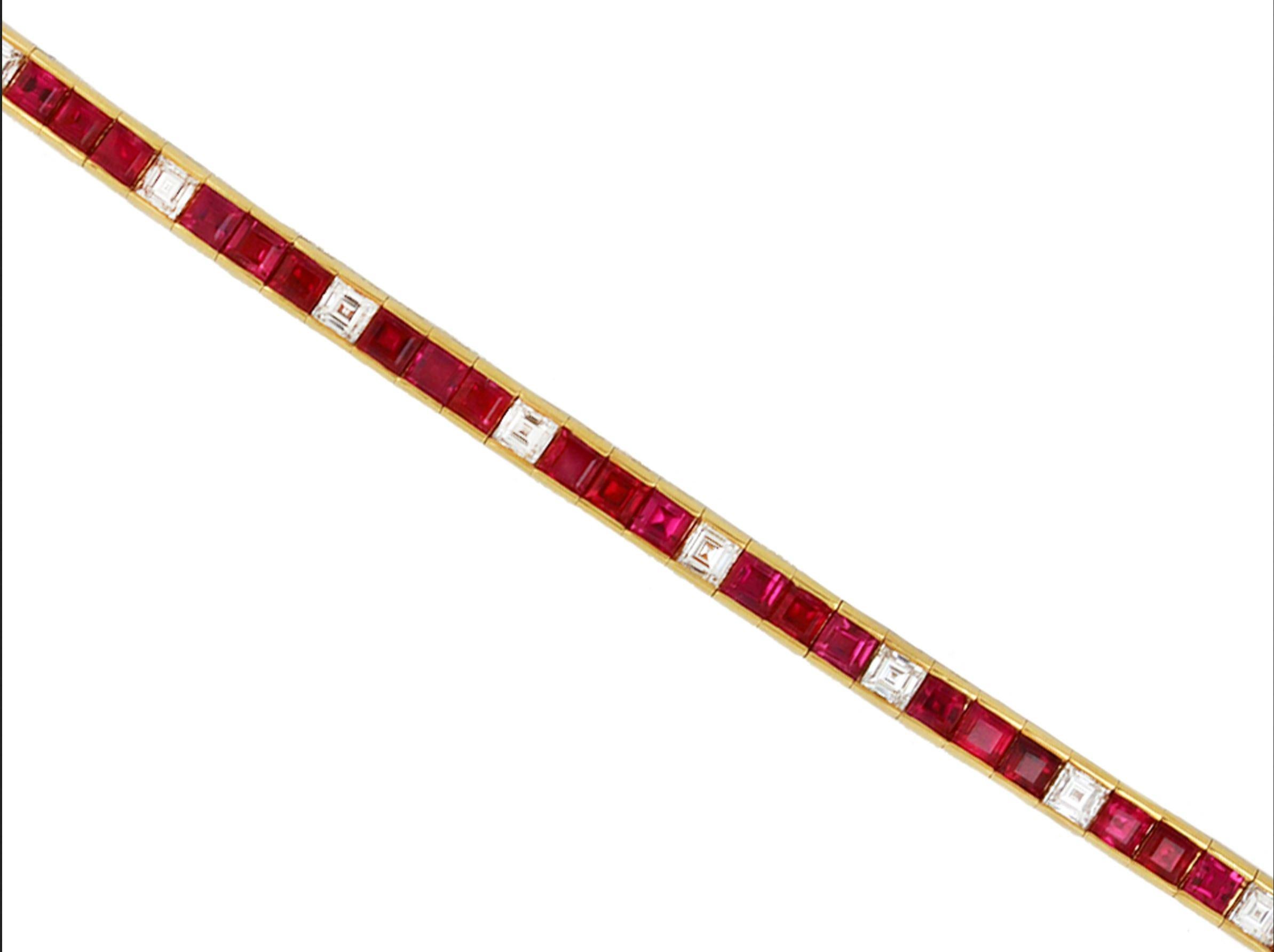 Bracciale birmano con rubini e diamanti. Incastonati trentasei rubini birmani naturali non esaltati a taglio quadrato in montature aperte sul retro con un peso complessivo di 10,10 carati, intervallati da dodici diamanti a taglio quadrato in