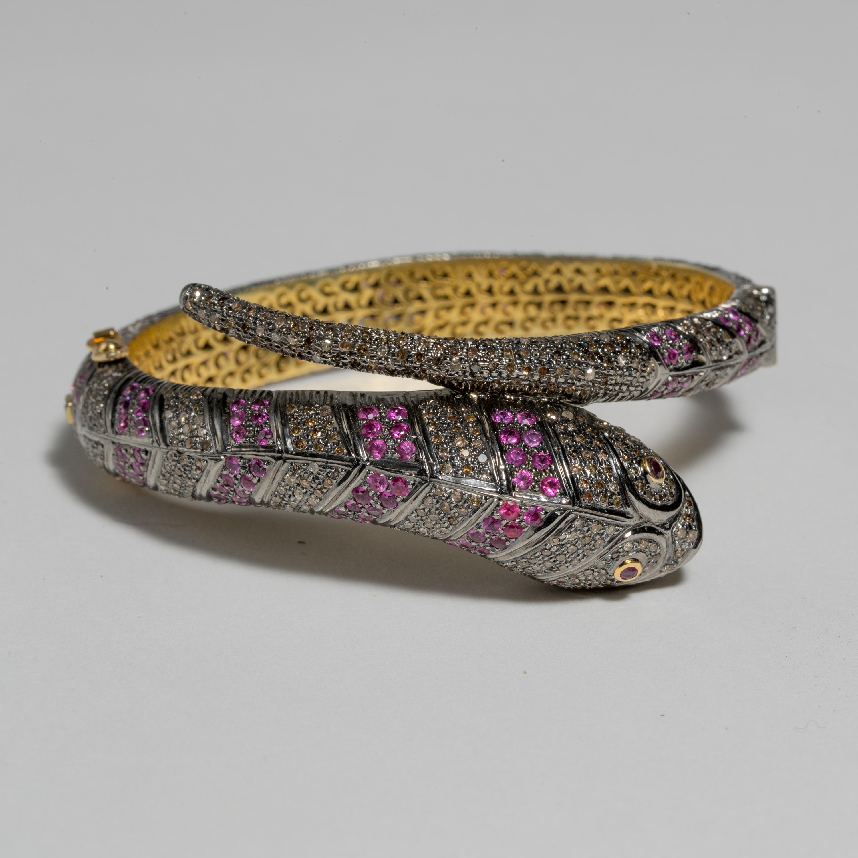 Wrap-Schlangenarmband aus burmesischem rosa Rubin und Diamanten (Rundschliff) im Angebot