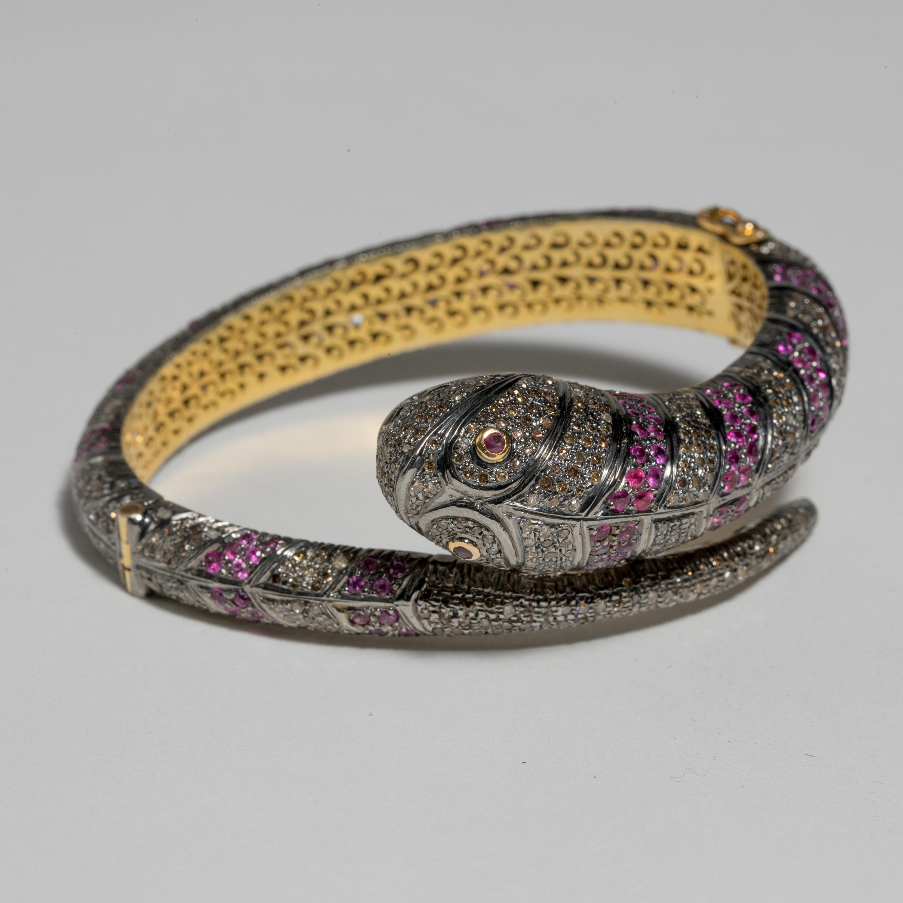 Bracelet serpent birman en rubis rose et diamants Excellent état - En vente à Nantucket, MA