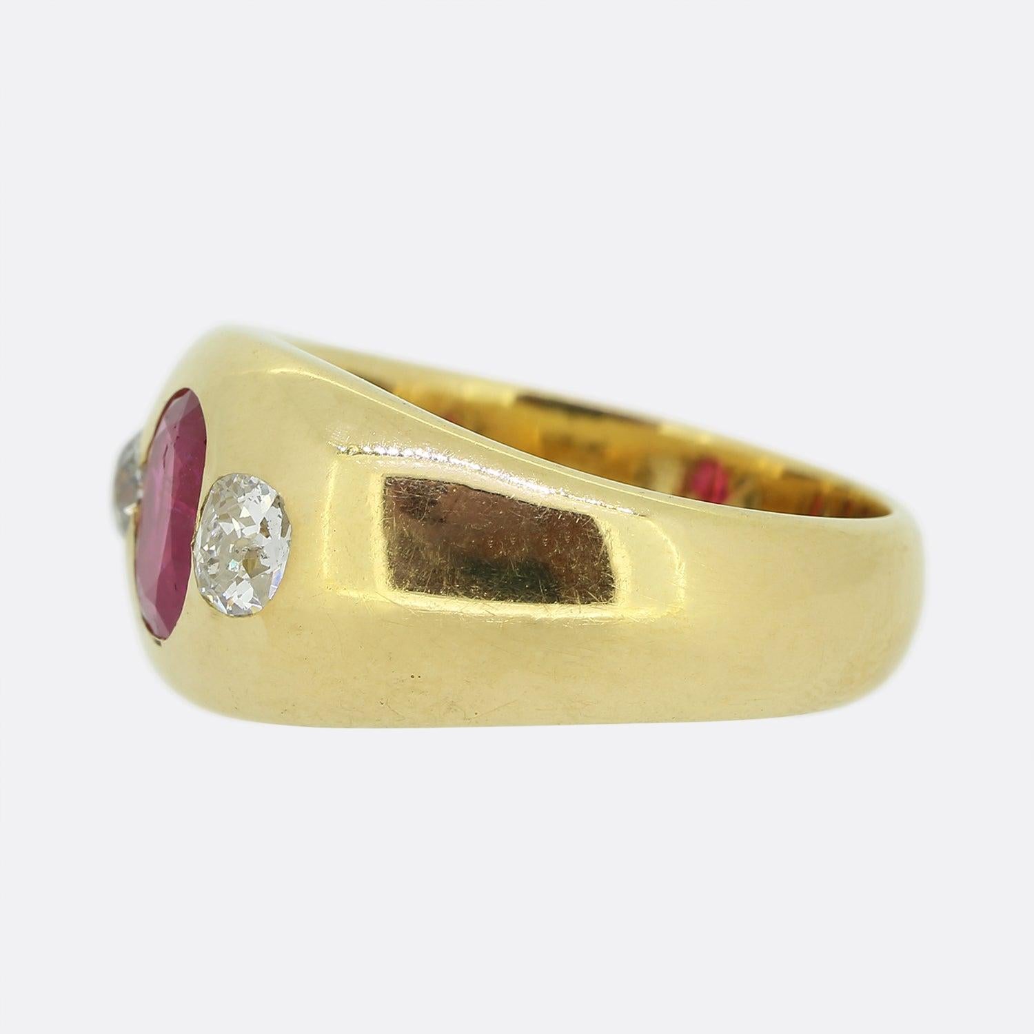 Ecco un antico anello gitano a tre pietre con rubino e diamante. Al centro del viso si trova un magnifico rubino birmano che sfoggia un colore rosso giocoso con un sottotono rosato. Questa pietra principale è affiancata su entrambi i lati da un