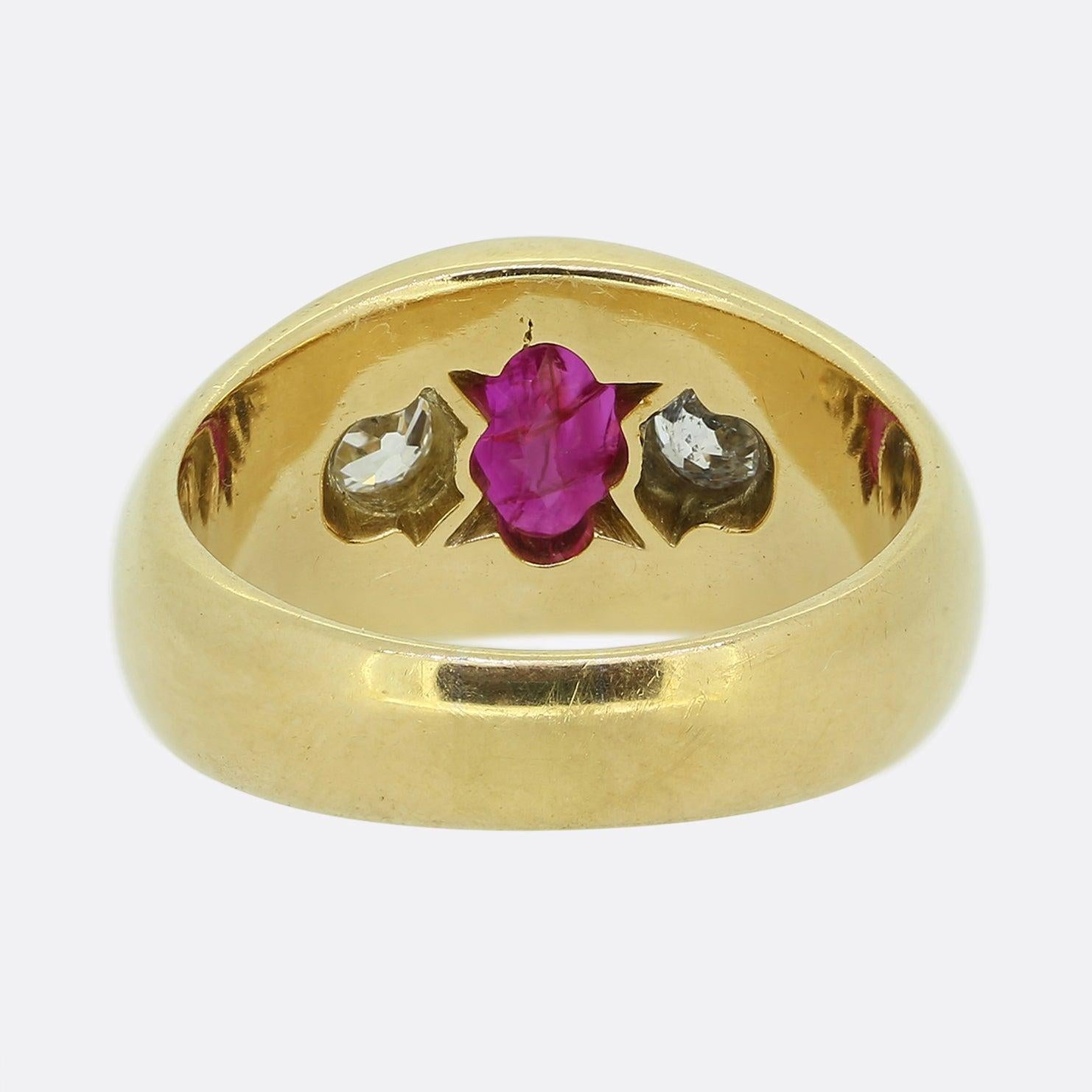 Taglio rotondo Anello gitano di rubino birmano e diamanti a tre pietre in vendita