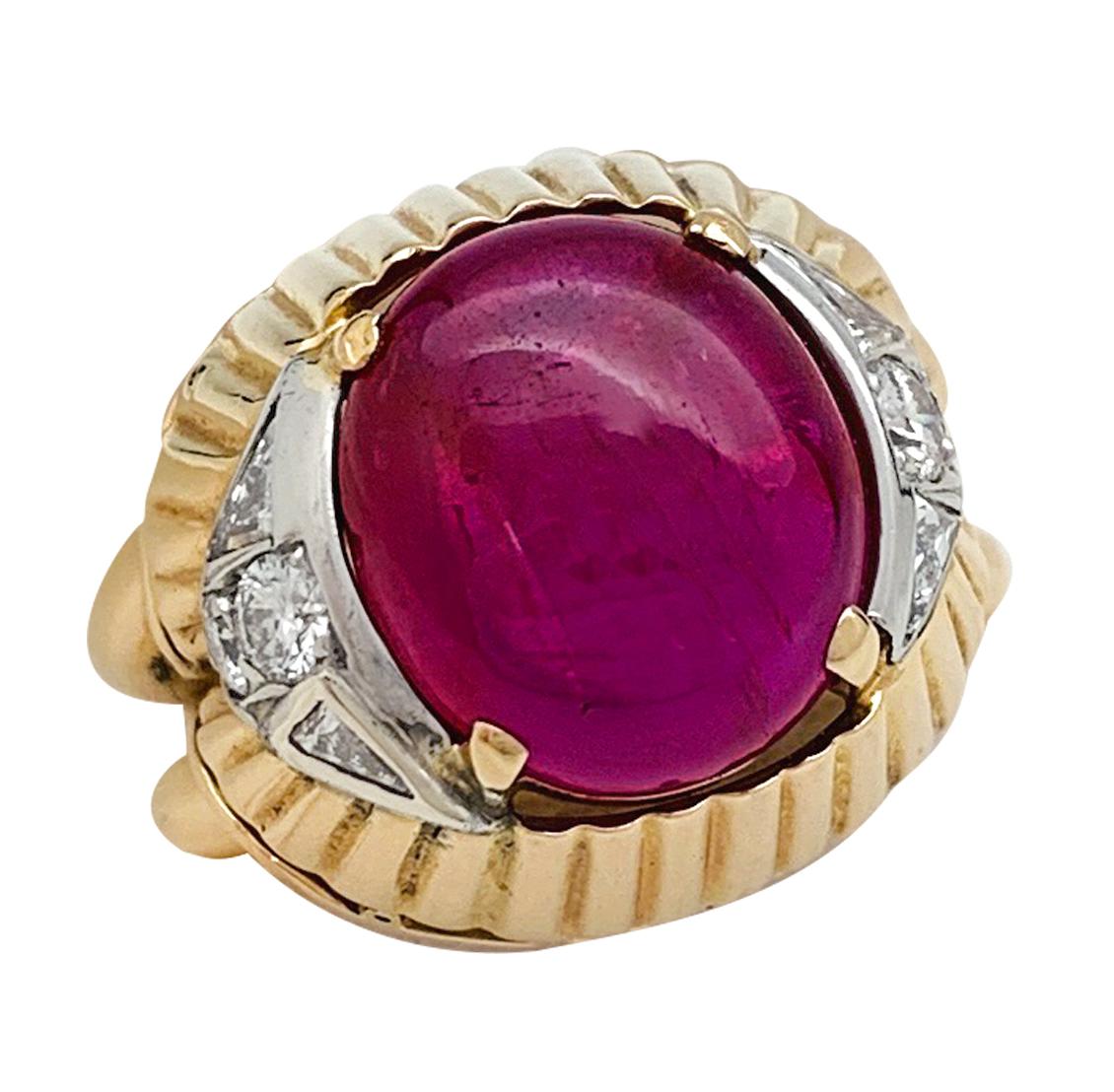 Burmese Ruby Cabochon on a 1950s Cocktail Ring In Good Condition In Paris, IDF