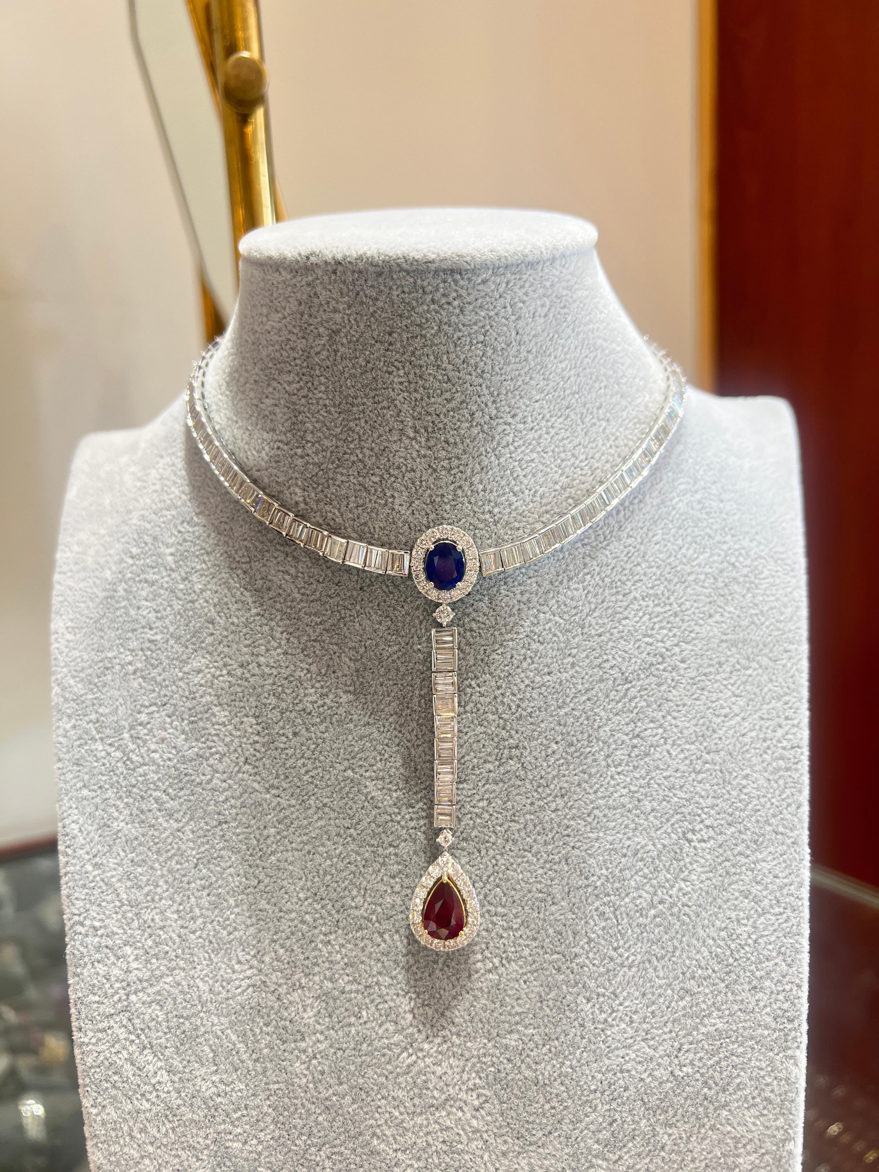 Contemporaneo Collana Choker di diamanti Baguette con rubino birmano e zaffiro di Ceylon 15,79 carati in vendita