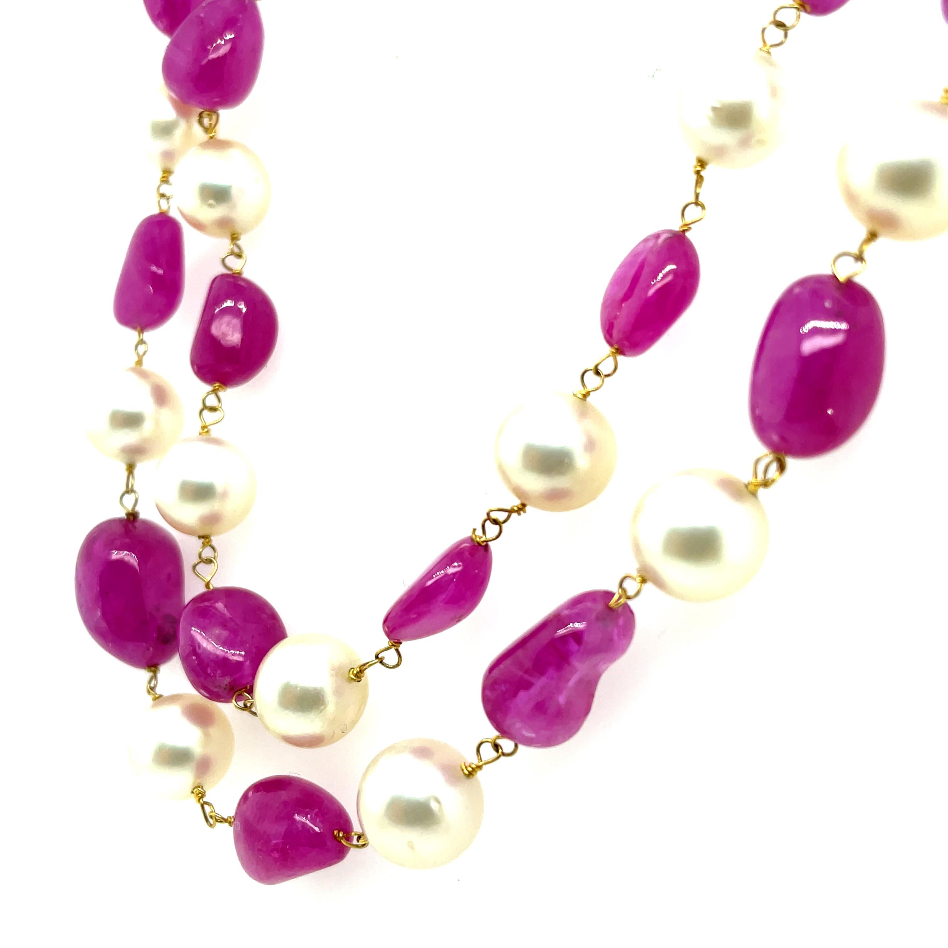 Adornada con 198 cts de rubíes de Birmania calentados y 201 cts de lustrosas perlas de los Mares del Sur, esta obra maestra de 47 pulgadas es un testimonio de lujo. 

El collar está intrincadamente tejido con alambre de oro de 18