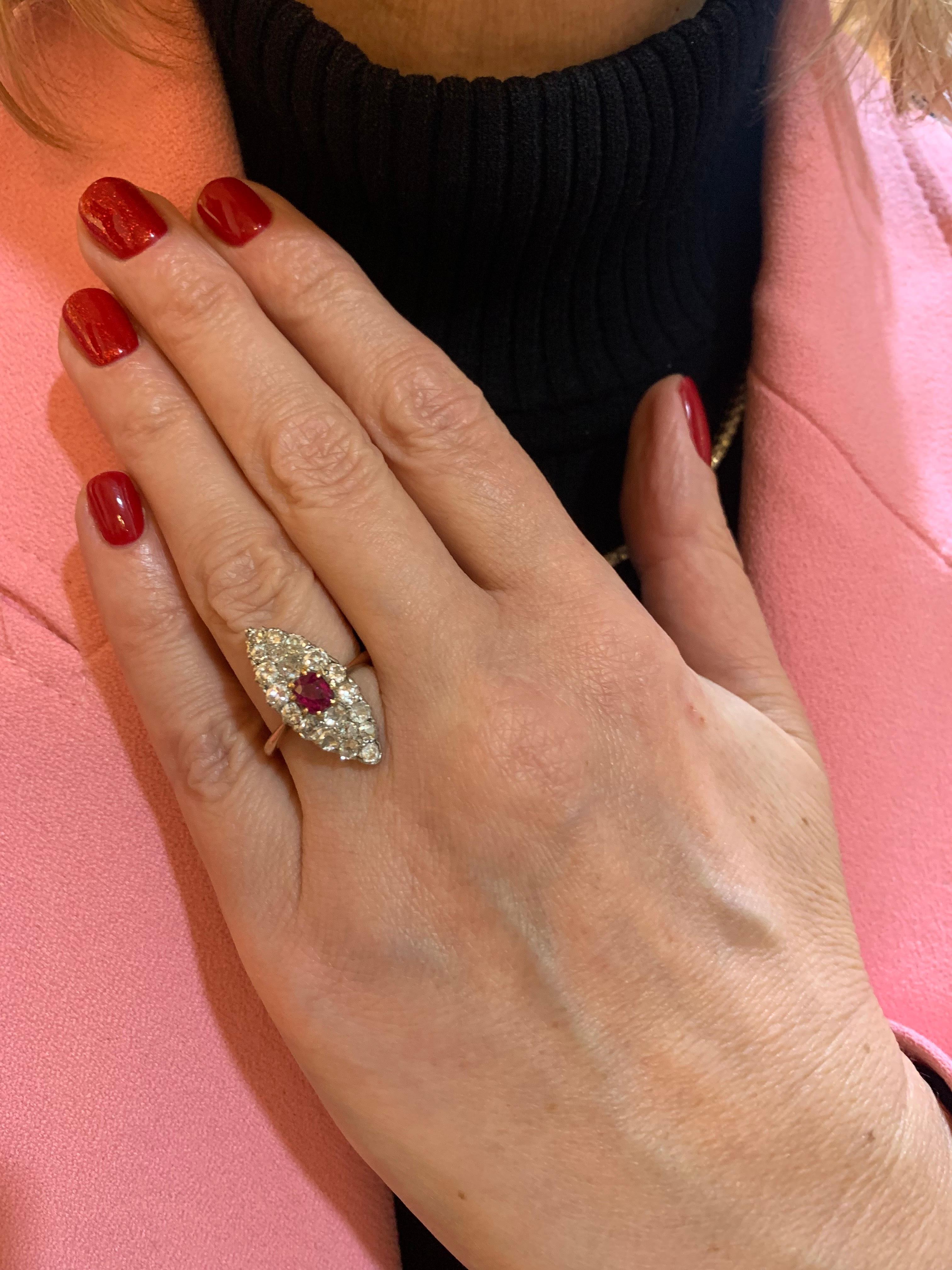 Marquise-Ring aus Platin mit burmesischem Rubin und Diamanten aus 18 Karat Gelbgold (Romantik) im Angebot