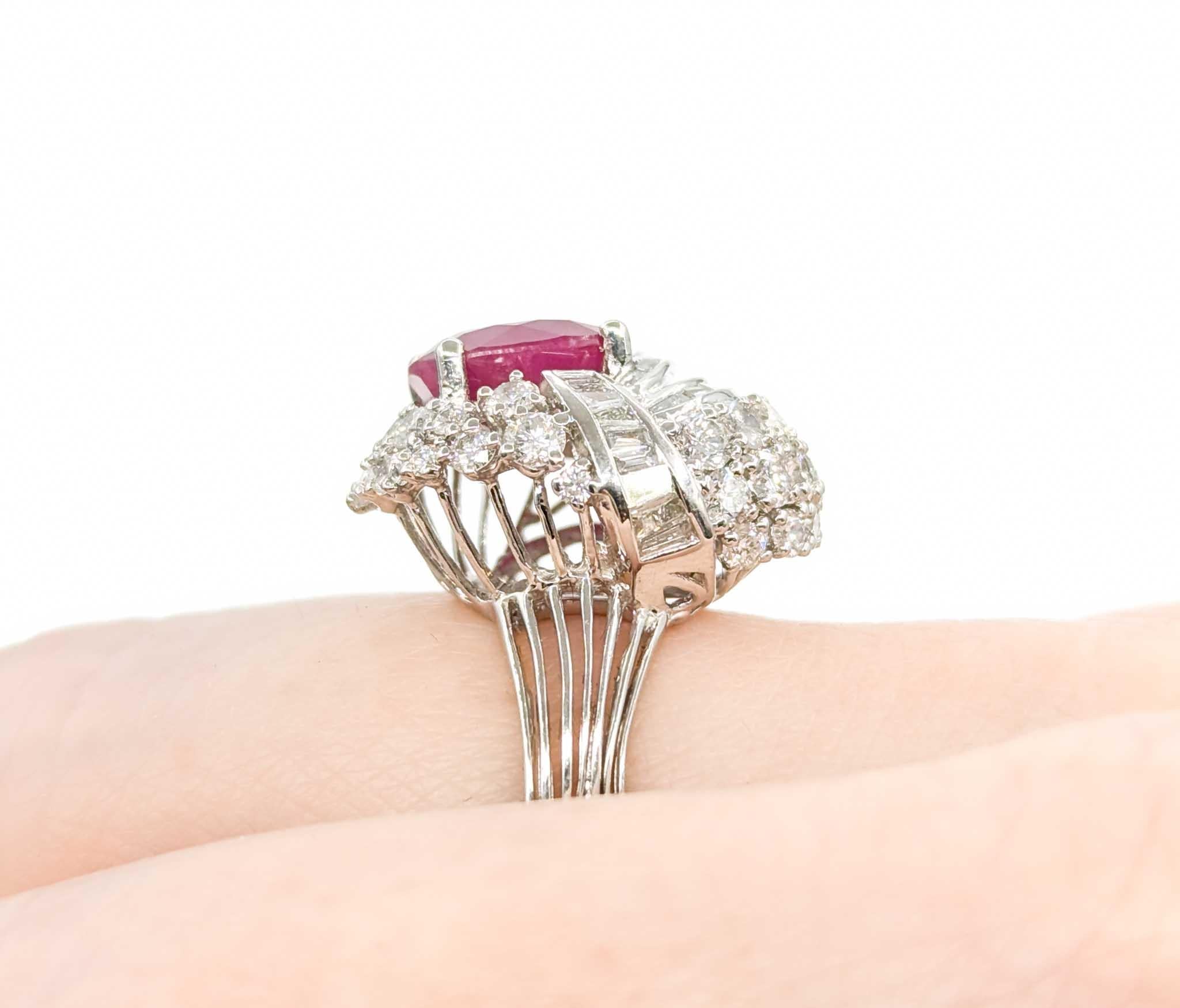Anillo de rubí birmano en platino con diamantes

Este exquisito anillo está elaborado en platino e incluye una pieza central de rubí birmano de 3,29 quilates, famoso por su rico e intenso color rojo, a menudo denominado 