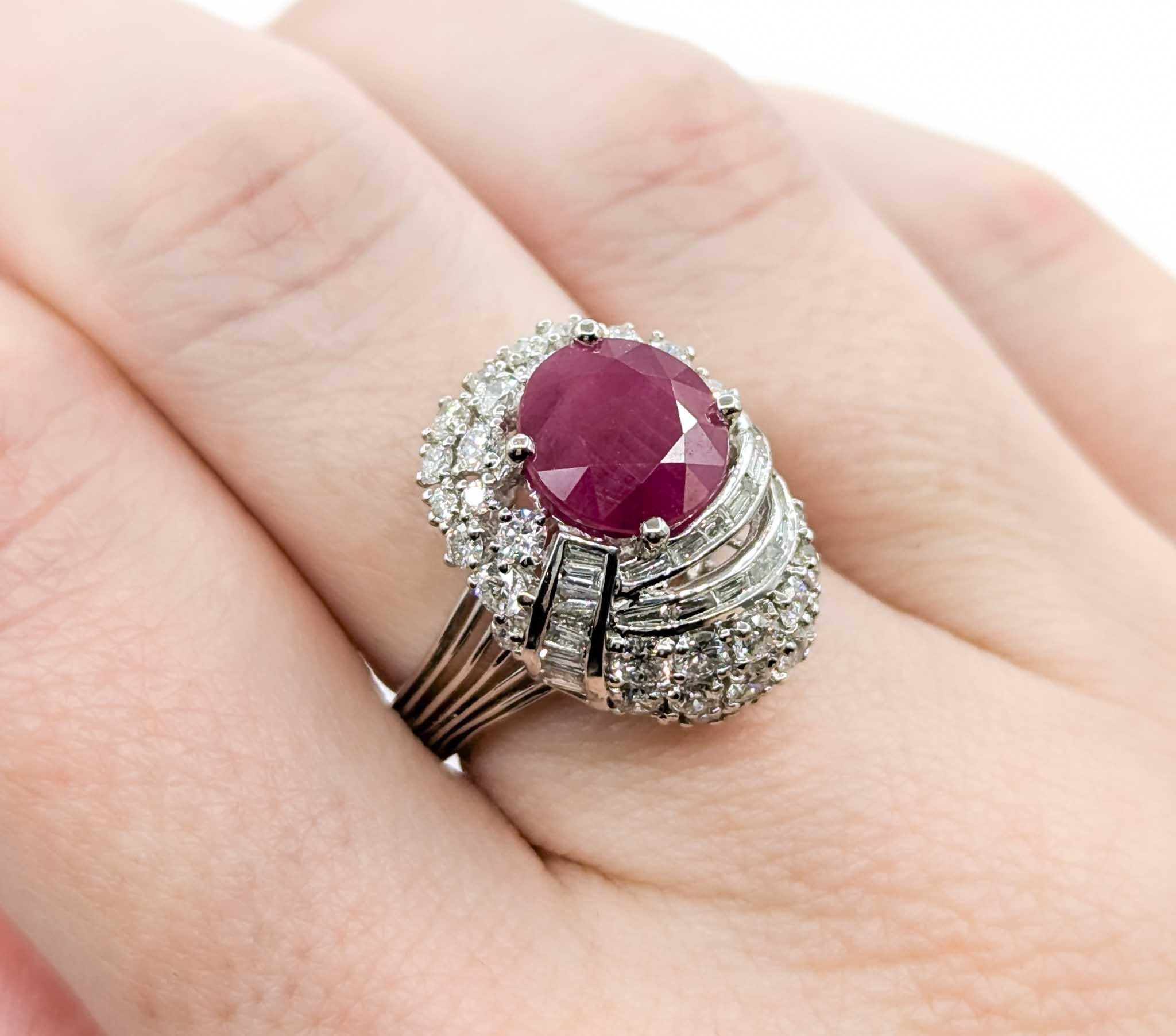 Anillo de rubí birmano en platino con diamantes Corte redondo