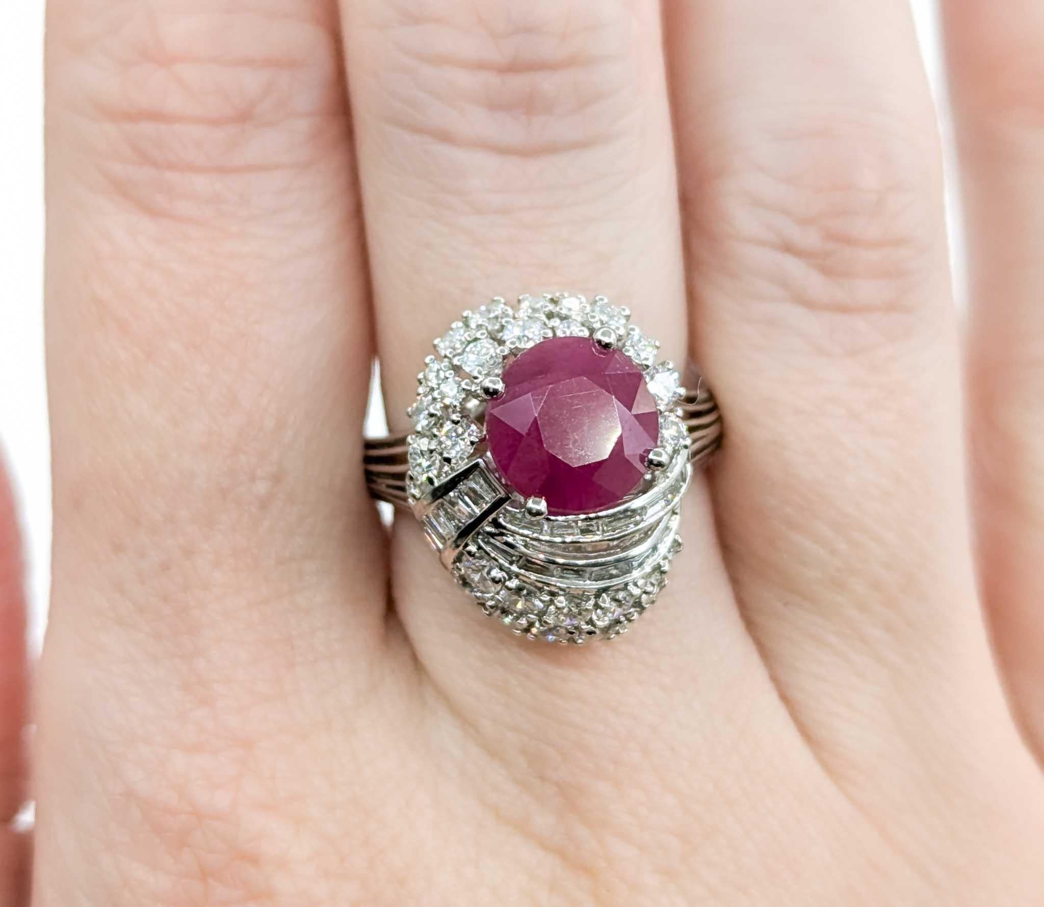 Anillo de rubí birmano en platino con diamantes en Excelente Estado en Bloomington, MN