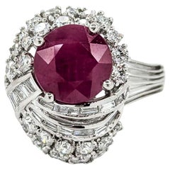 Anillo de rubí birmano en platino con diamantes