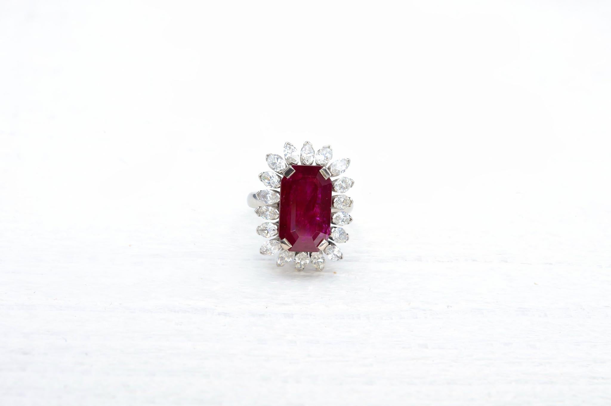 Stones: Burmese Ruby of 10.80 carats unheated (SSEF Certificate)
and shuttle diamonds for a total weight of 5.50 carats.
Material: 18k white gold
Dimensions: 2.5 x 1.8 cm
Period: 1960
Weight: 16.3g
Size: 59 (free sizing)
– Laboratory