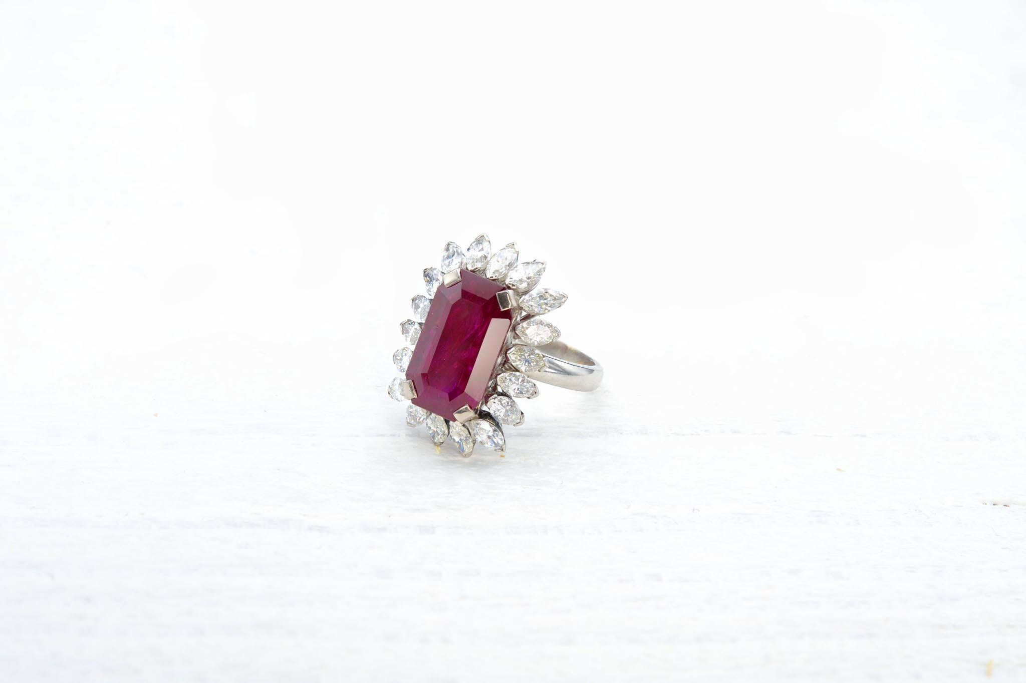 Burmese ruby ring of 10.80 carats and shuttle diamonds In Good Condition For Sale In PARIS, FR