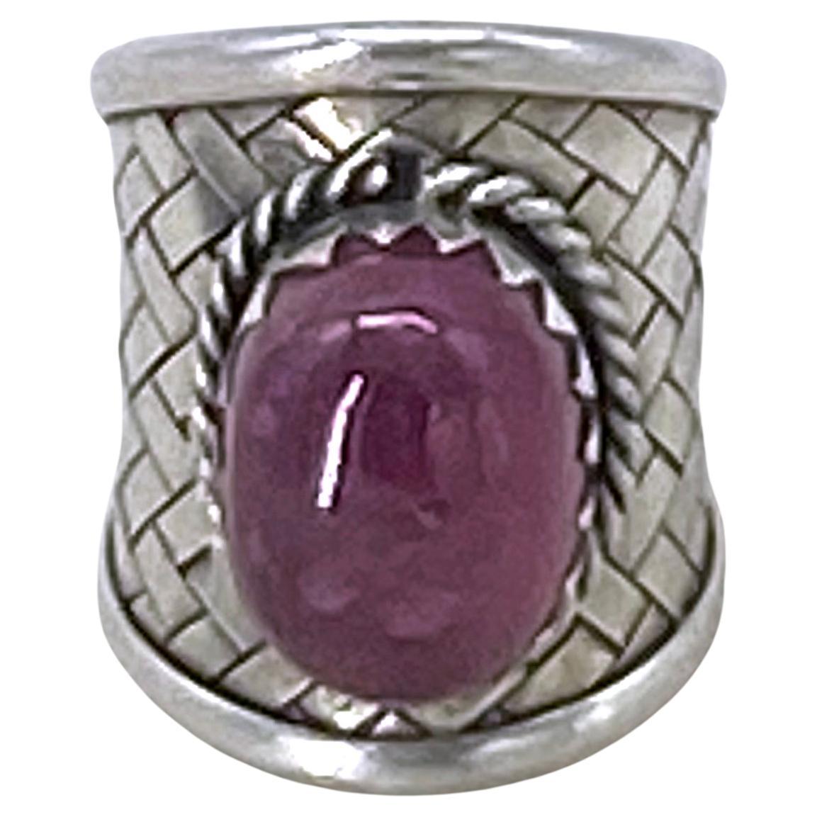 Dies ist ein birmanischer Rubin Sterling Silber Ring. Es hat eine riesige 12mm x 16mm x 10mm Cabochon Prong Set auf Sterling mit einem gewebten Muster. Der Rubin in diesem verstellbaren Ring hat einige Einschlüsse. 925 ist auf dem Rand