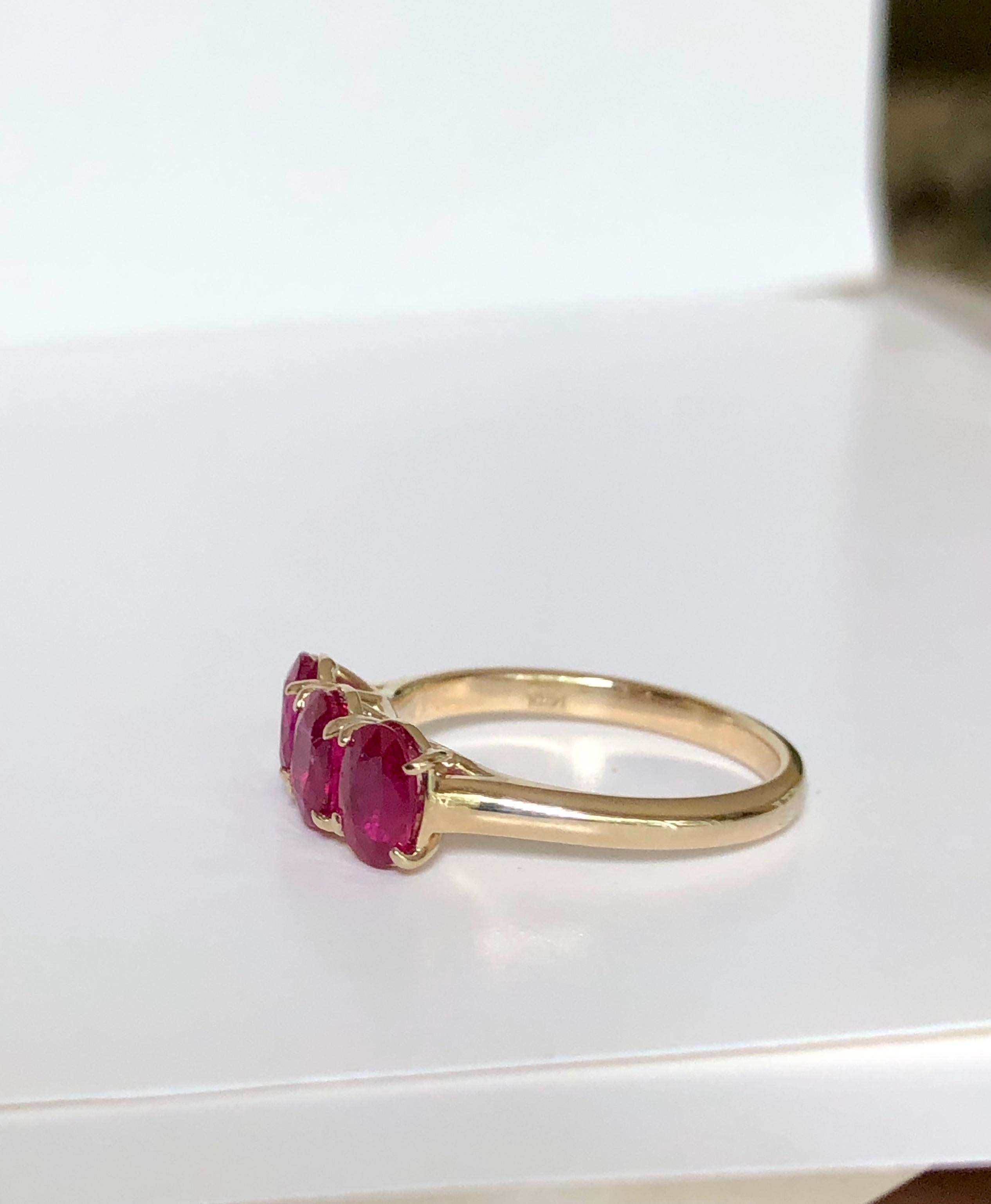 Anello con trilogia di rubini birmani in oro giallo in vendita 5