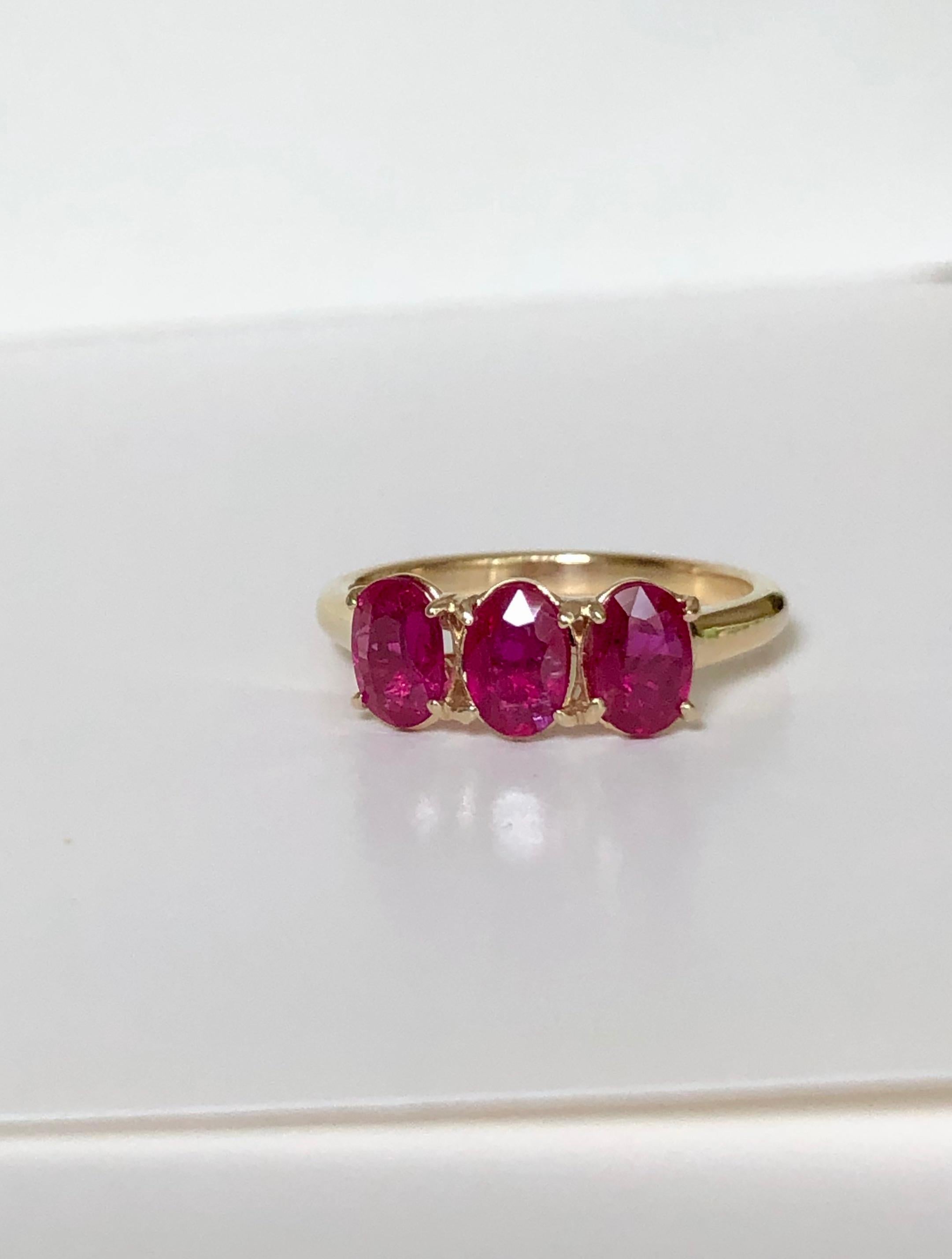 Anello con trilogia di rubini birmani in oro giallo in vendita 6