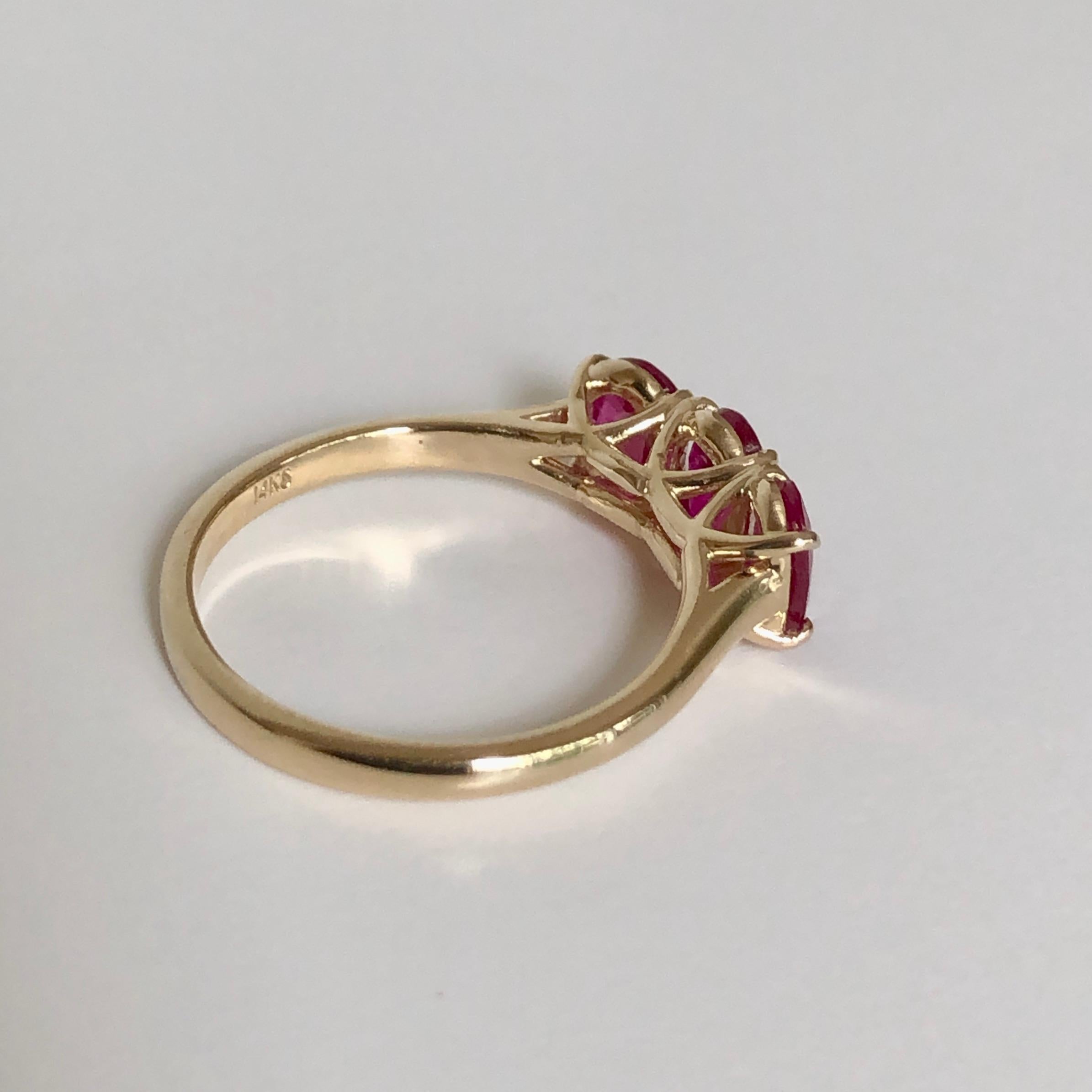 Anello con trilogia di rubini birmani in oro giallo in vendita 7