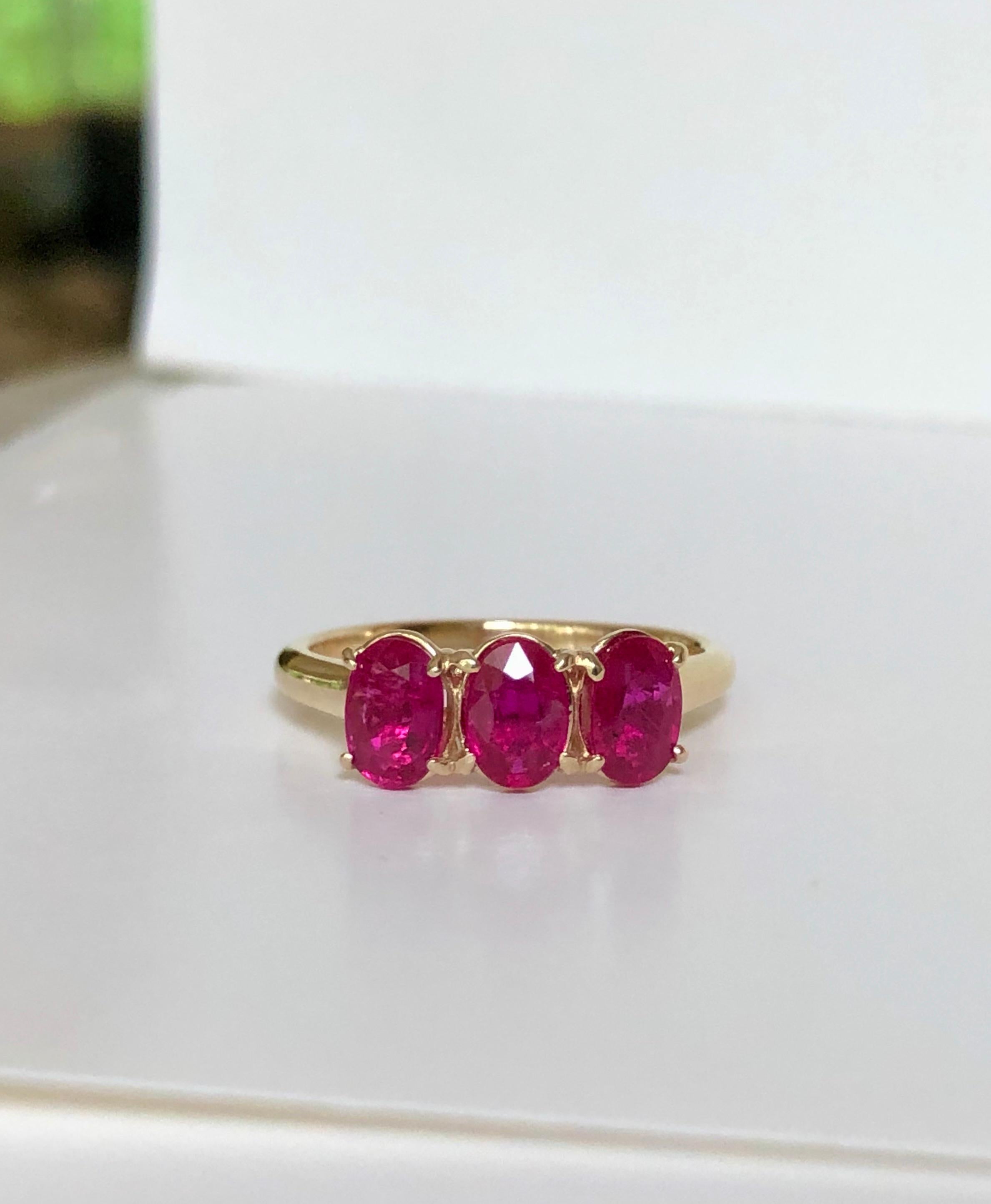 Anello con trilogia di rubini birmani in oro giallo in vendita 8