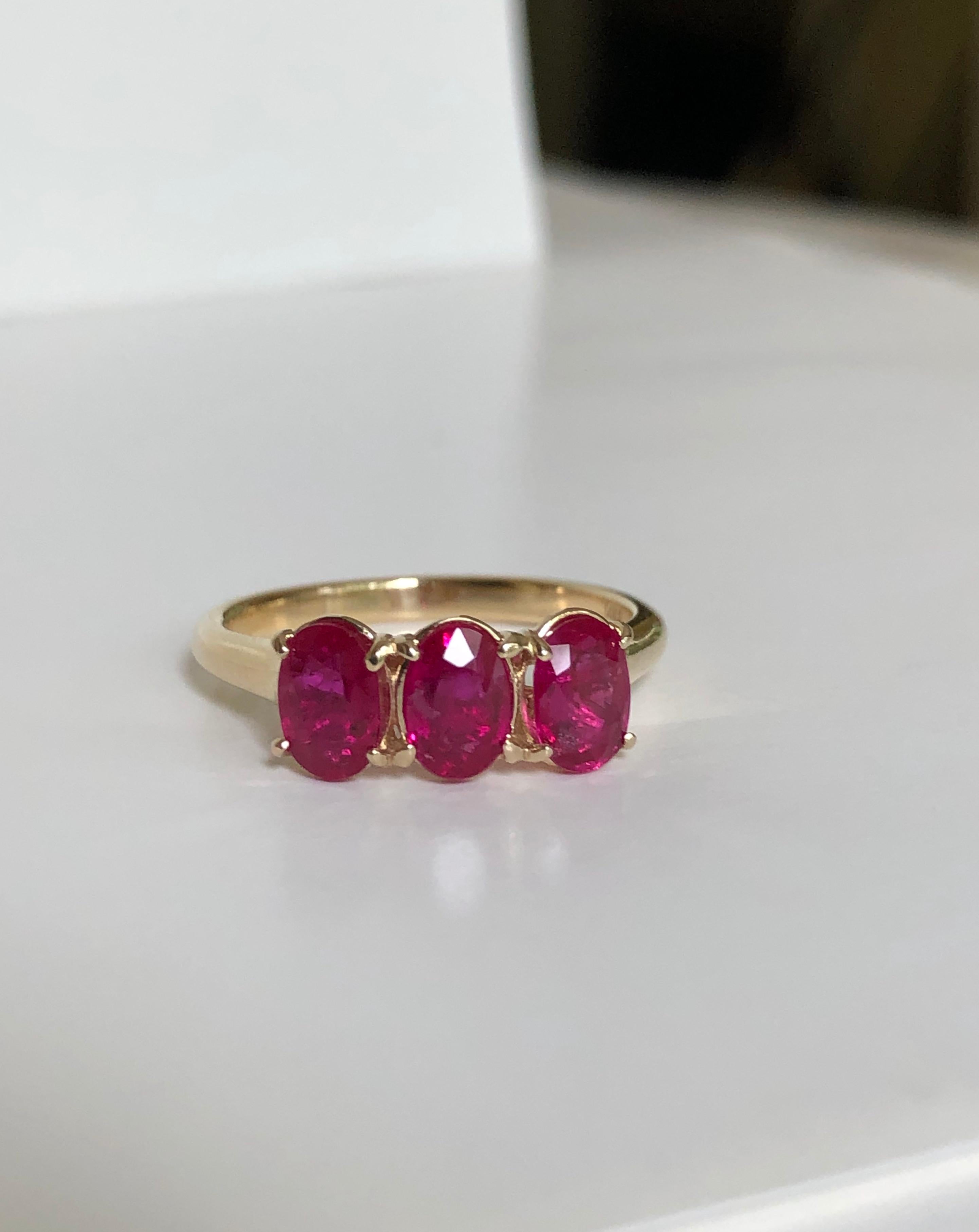 Anello con trilogia di rubini birmani in oro giallo in vendita 9