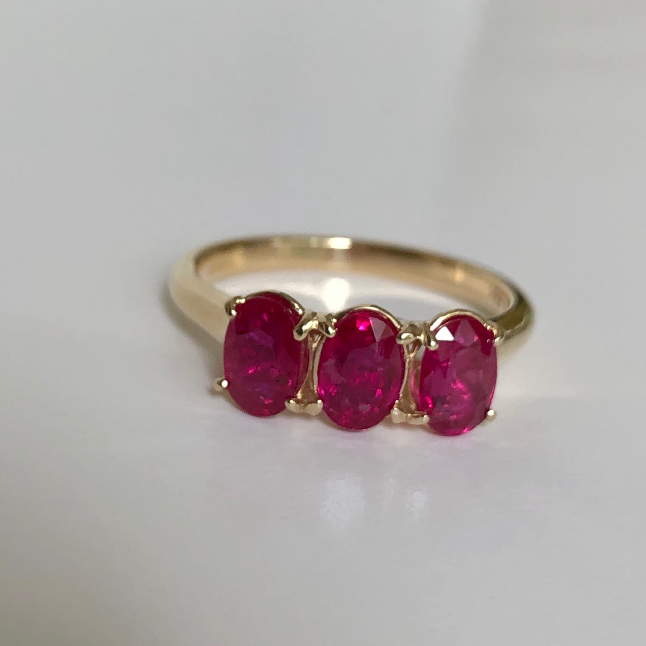 Anello con trilogia di rubini birmani in oro giallo in vendita 2