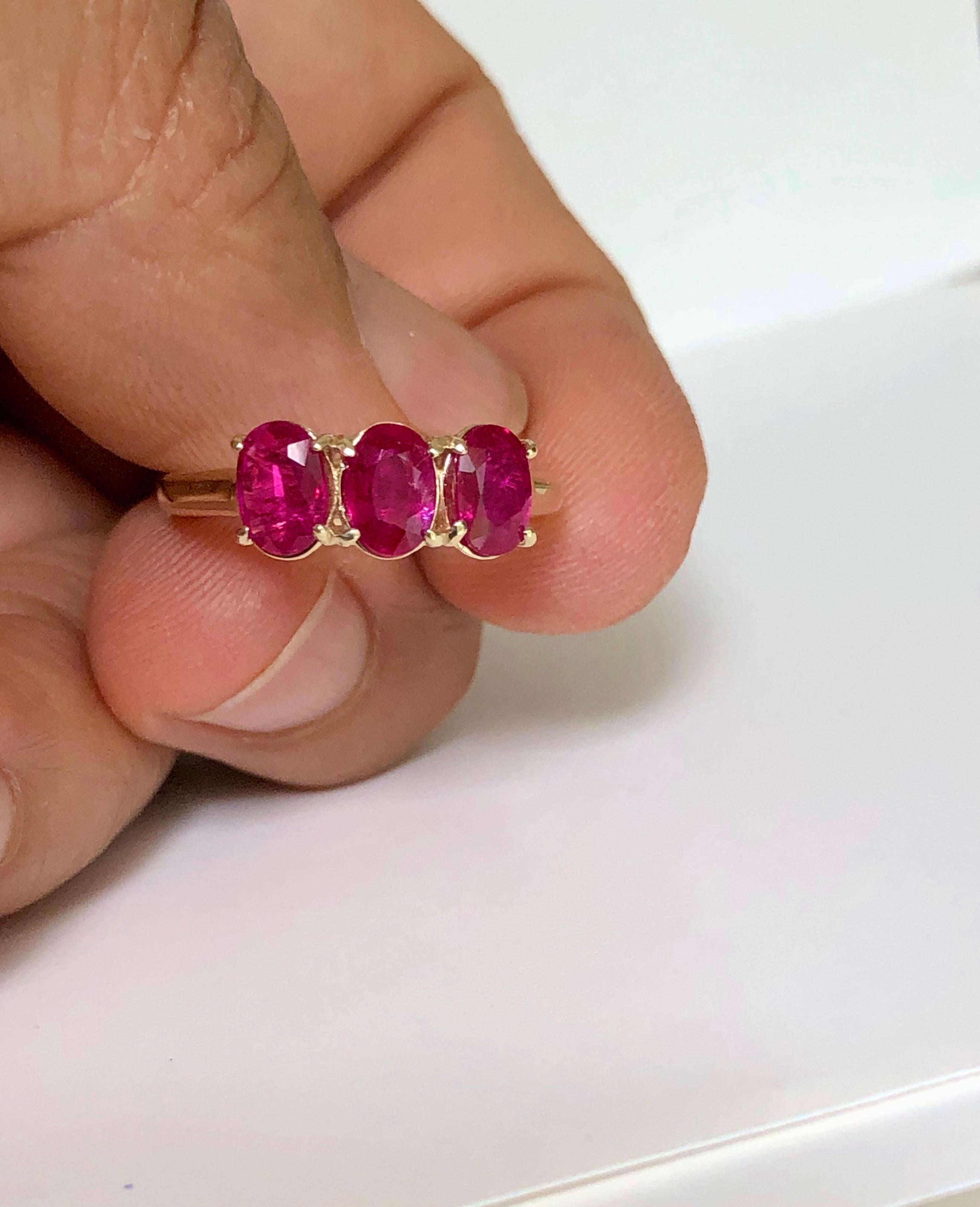 Anello con trilogia di rubini birmani in oro giallo in vendita 3