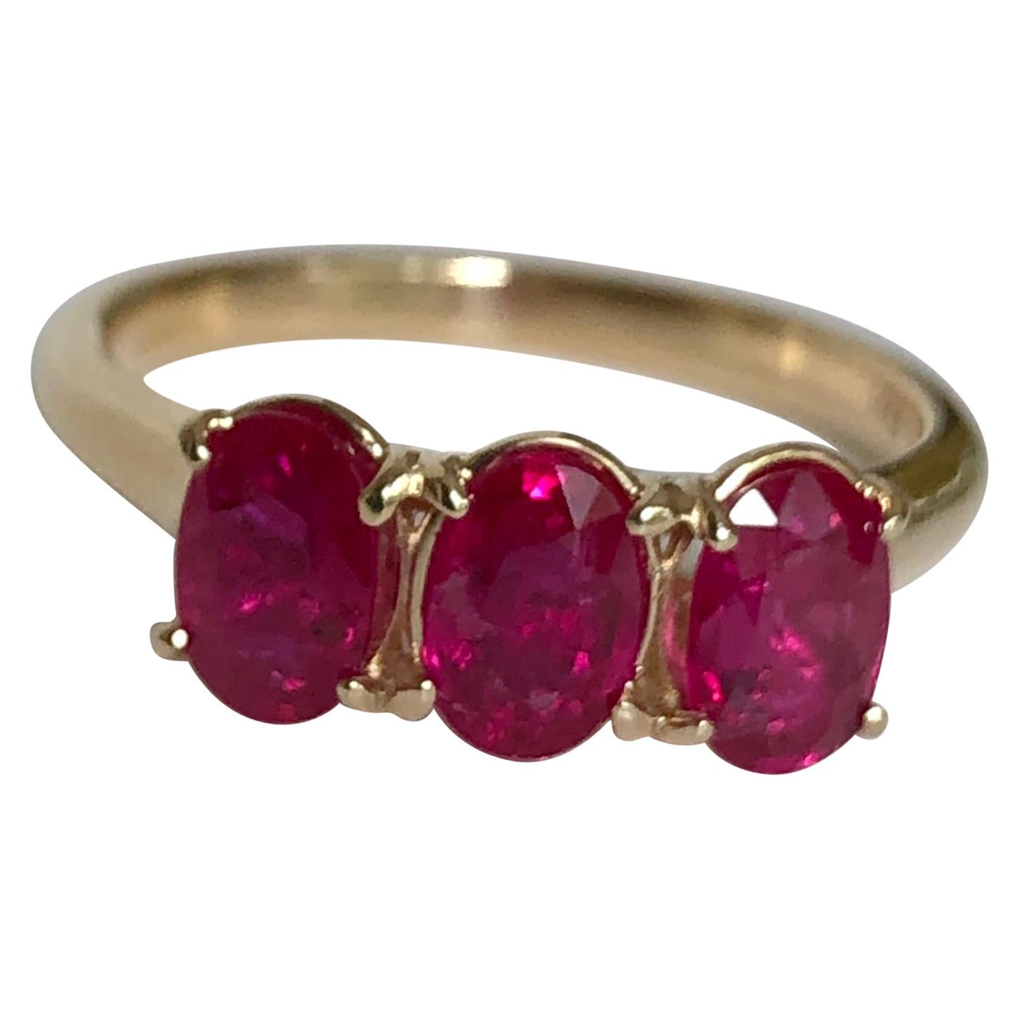 Bague trilogie de rubis birmans en or jaune