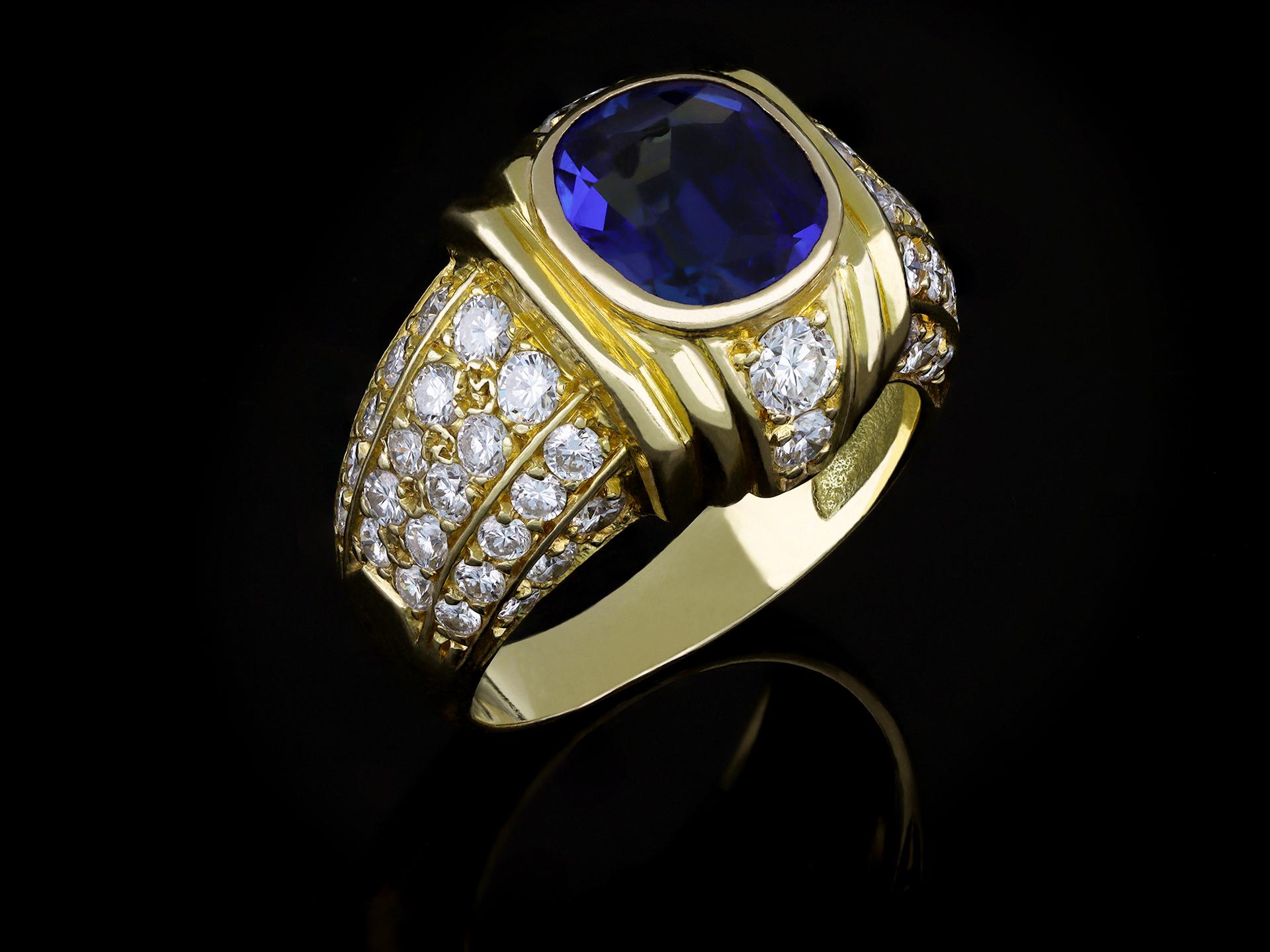 Moderno Anello a grappolo con zaffiro birmano e diamanti bombati, Francia, circa 1970 in vendita