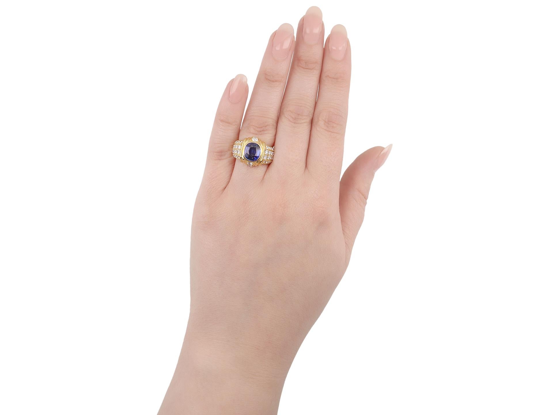 Taglio cuscino Anello a grappolo con zaffiro birmano e diamanti bombati, Francia, circa 1970 in vendita