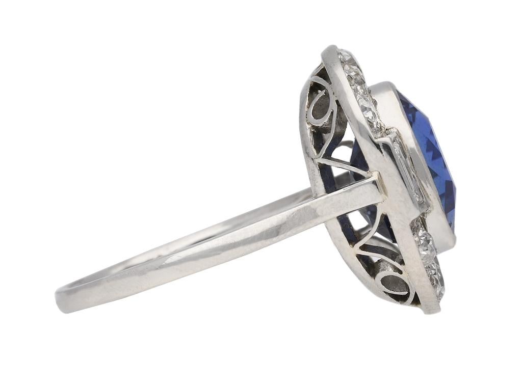 Ring mit einem birmanischen Saphir und Diamanten. In der Mitte ein kissenförmiger, natürlicher, ungeschliffener burmesischer Saphir in einer offenen Rubover-Fassung mit einem ungefähren Gewicht von 4,51 Karat, flankiert von zwei vertikal gefassten