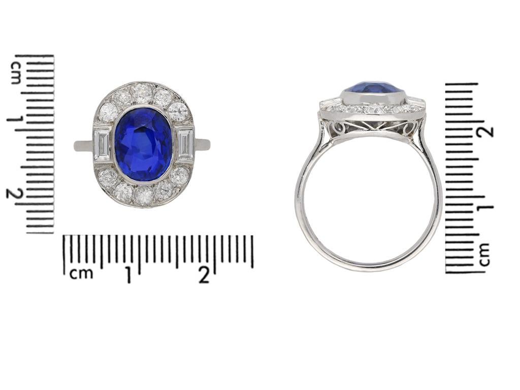 Burmesischer Clusterring mit Saphiren und Diamanten, um 1920. (Ovalschliff) im Angebot