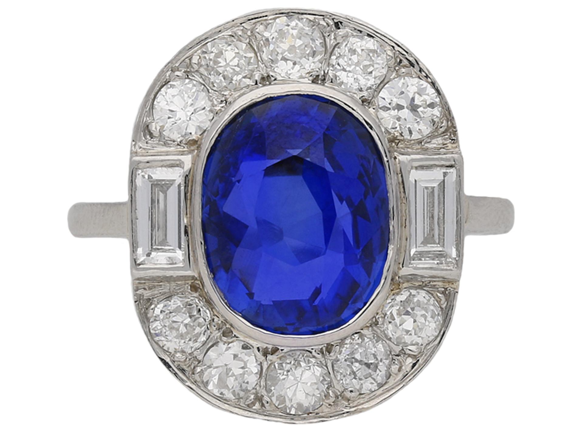 Burmesischer Clusterring mit Saphiren und Diamanten, um 1920. im Angebot 1