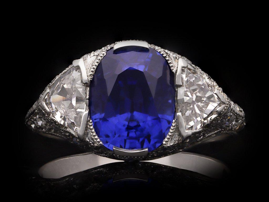 Burmese Sapphire and Diamond Cluster Ring, circa 1925 In Good Condition For Sale In London, GB