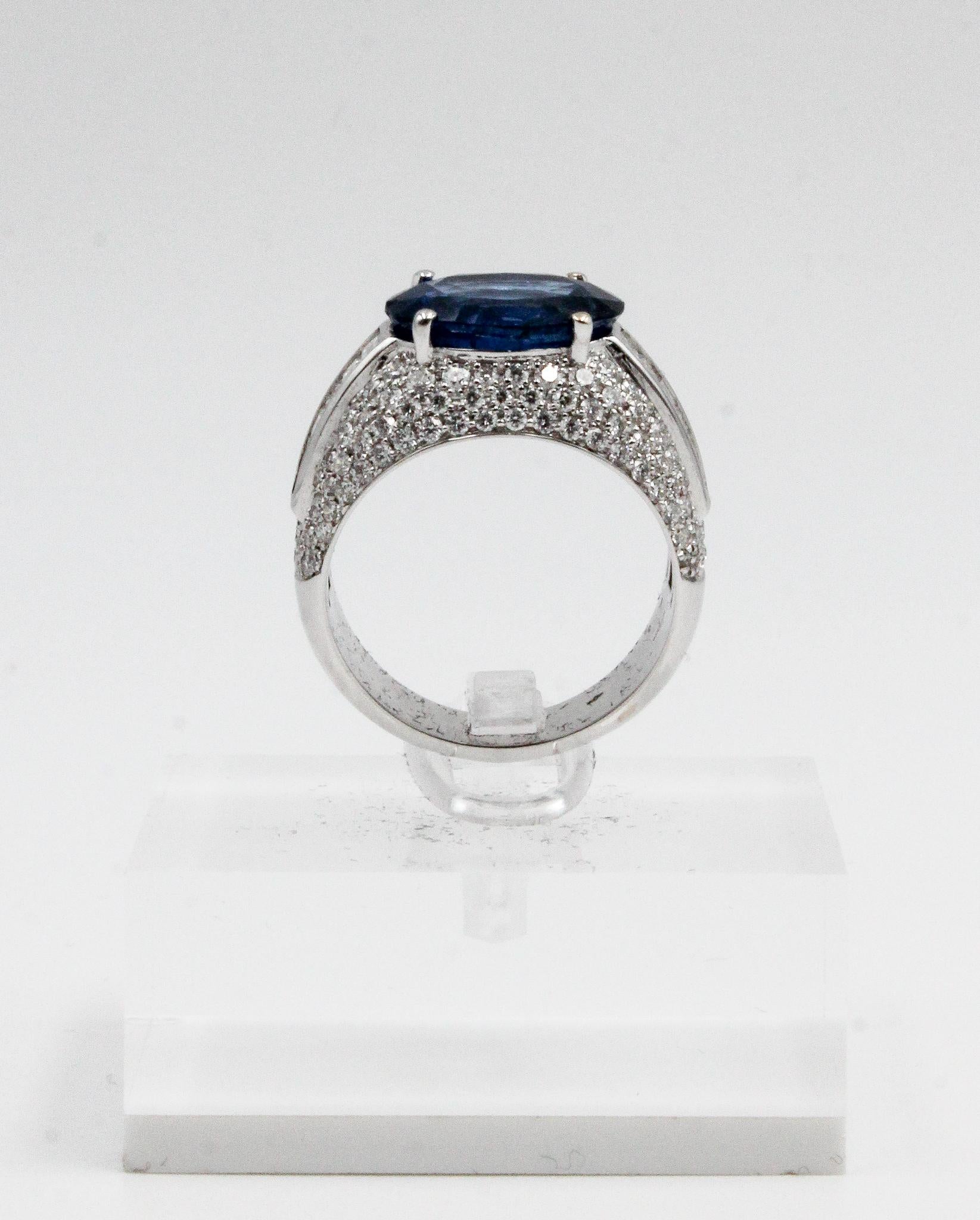 Taglio ovale Anello con zaffiro birmano e diamanti in oro bianco Anello da cocktail Trombino in vendita