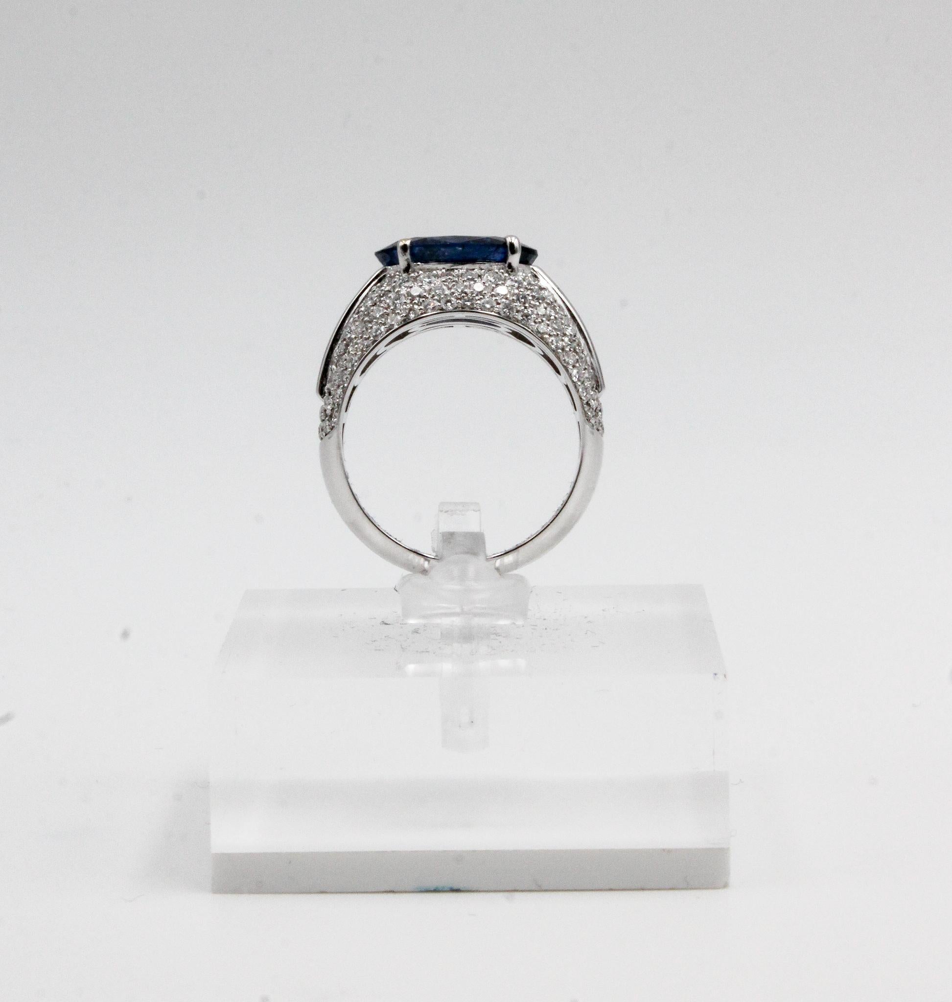 Anello con zaffiro birmano e diamanti in oro bianco Anello da cocktail Trombino in vendita 1