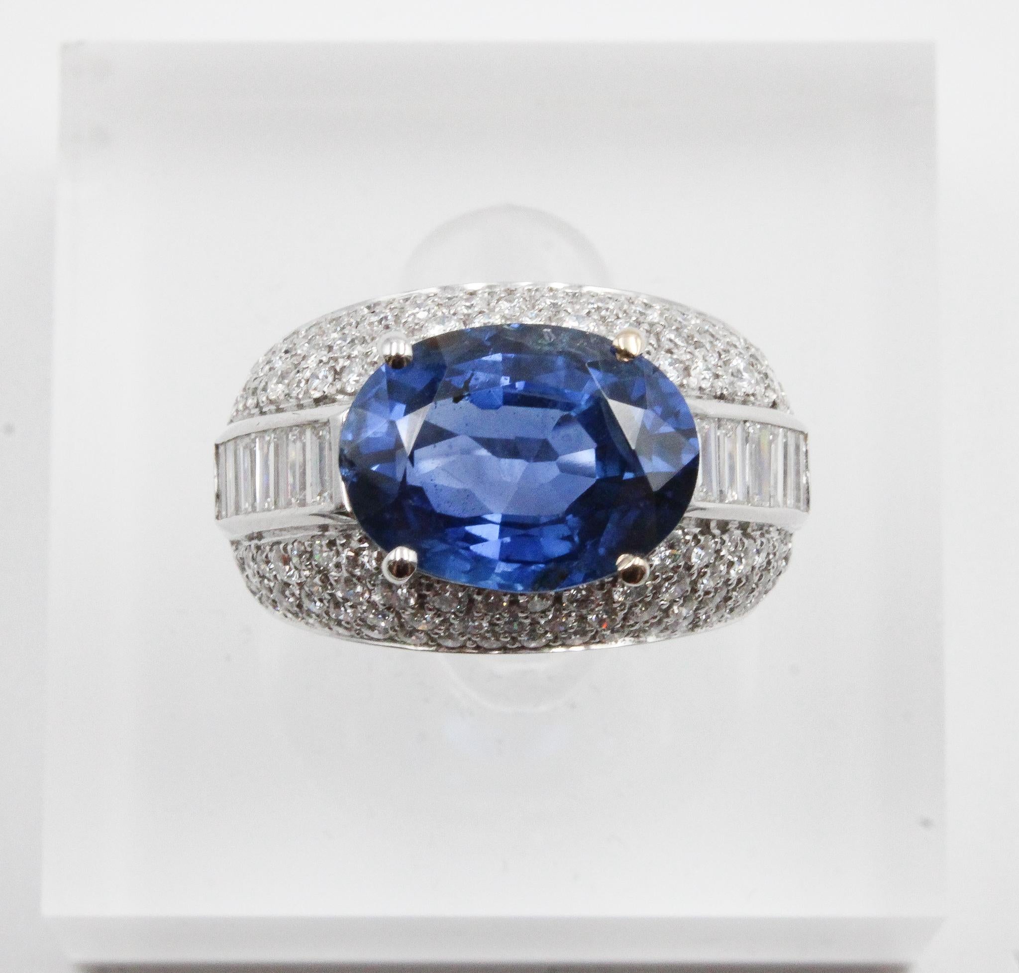 Un anello elegante e accattivante incentrato su un bellissimo zaffiro birmano naturale, dal taglio ovale e incastonato a quattro punte. Lo zaffiro mostra una tonalità blu vibrante e ben bilanciata, apprezzata per la sua luminosità e armonia, con