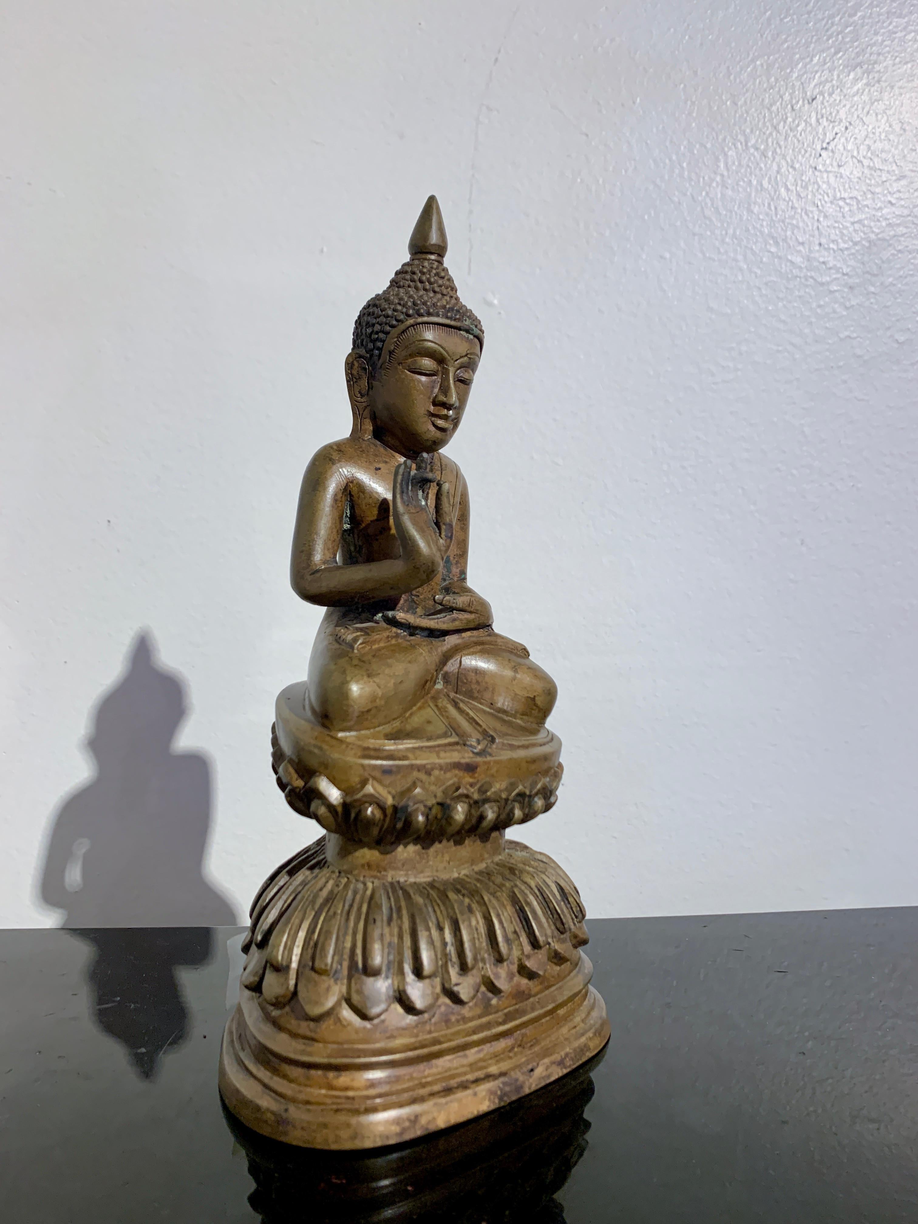 Birmano Buddha birmano in bronzo fuso in stile Shan Ava, XIX/XX secolo, Birmania in vendita