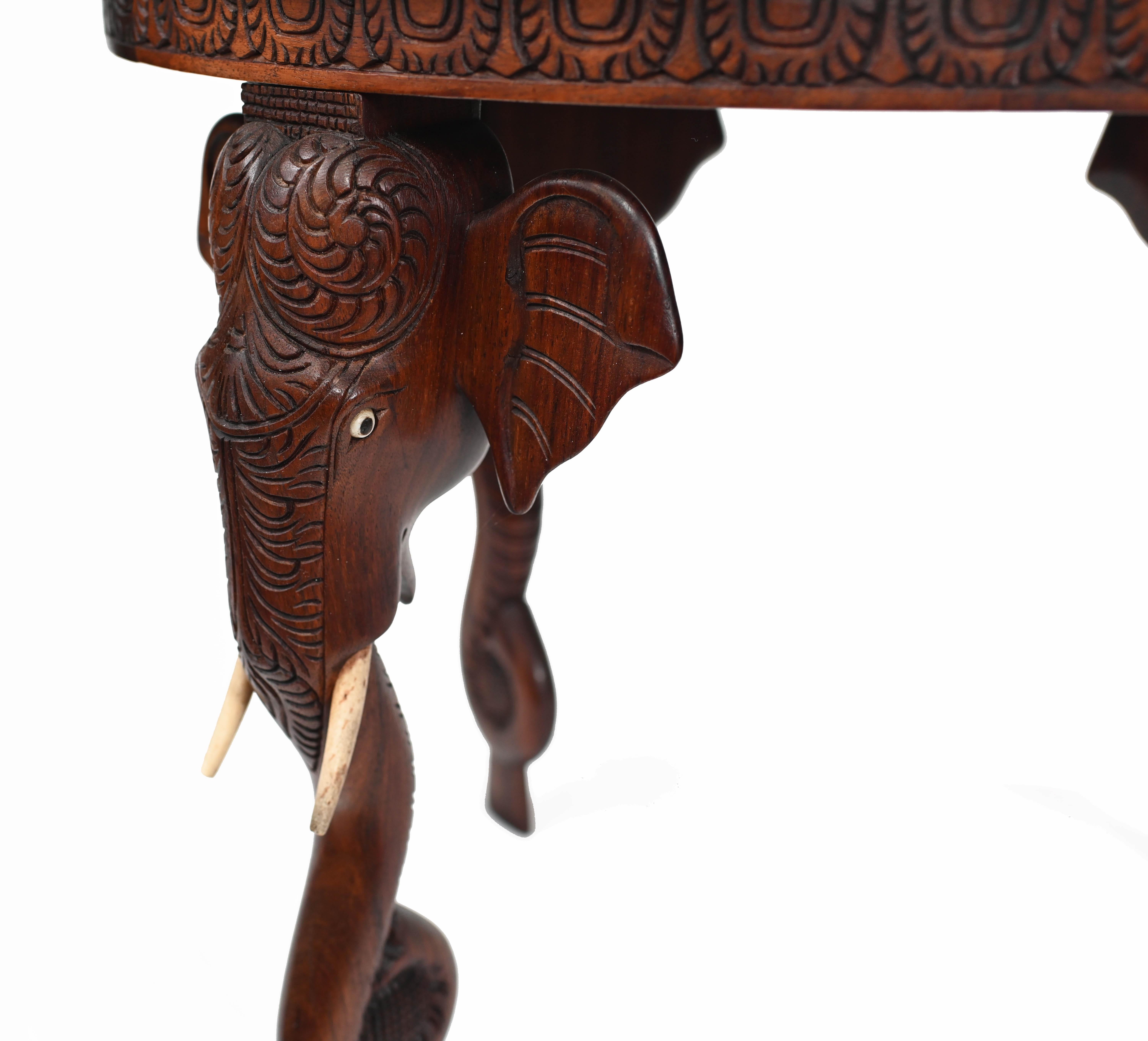 Table d'appoint birmane sculptée pieds d'éléphants, meubles anciens de Birmanie Bon état - En vente à Potters Bar, GB